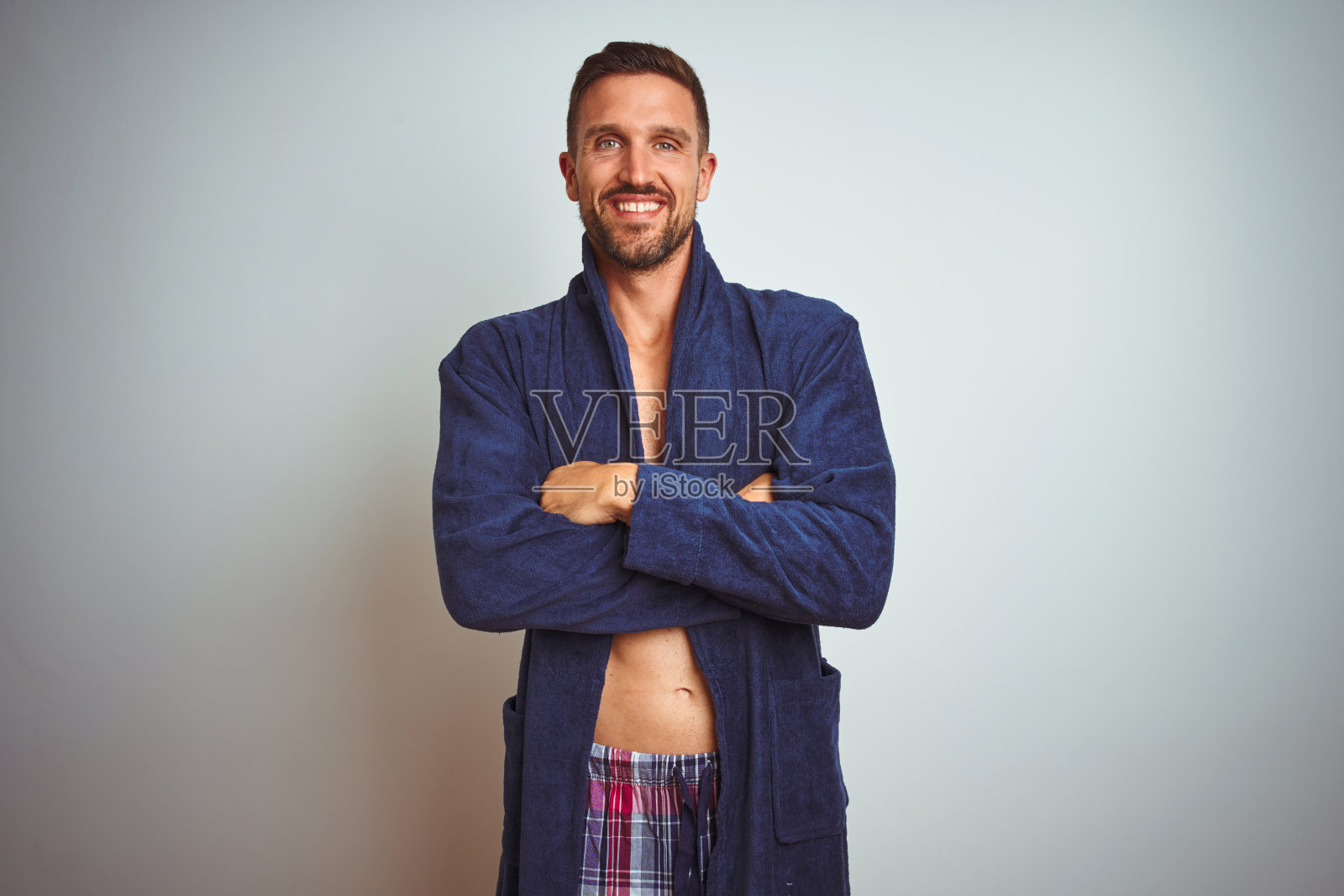 舒适睡衣和浴袍加身的快乐男人,面带微笑照片摄影图片