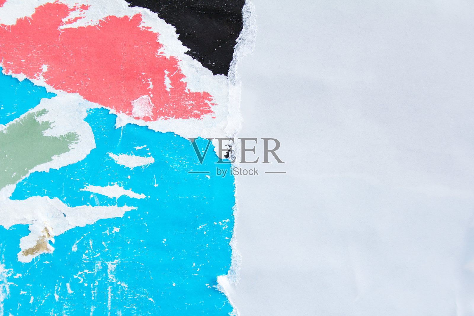 白色撕破和皱巴巴的纸公告牌与旧破旧的撕破和剥落的海报纹理背景。为文本复制空间。照片摄影图片