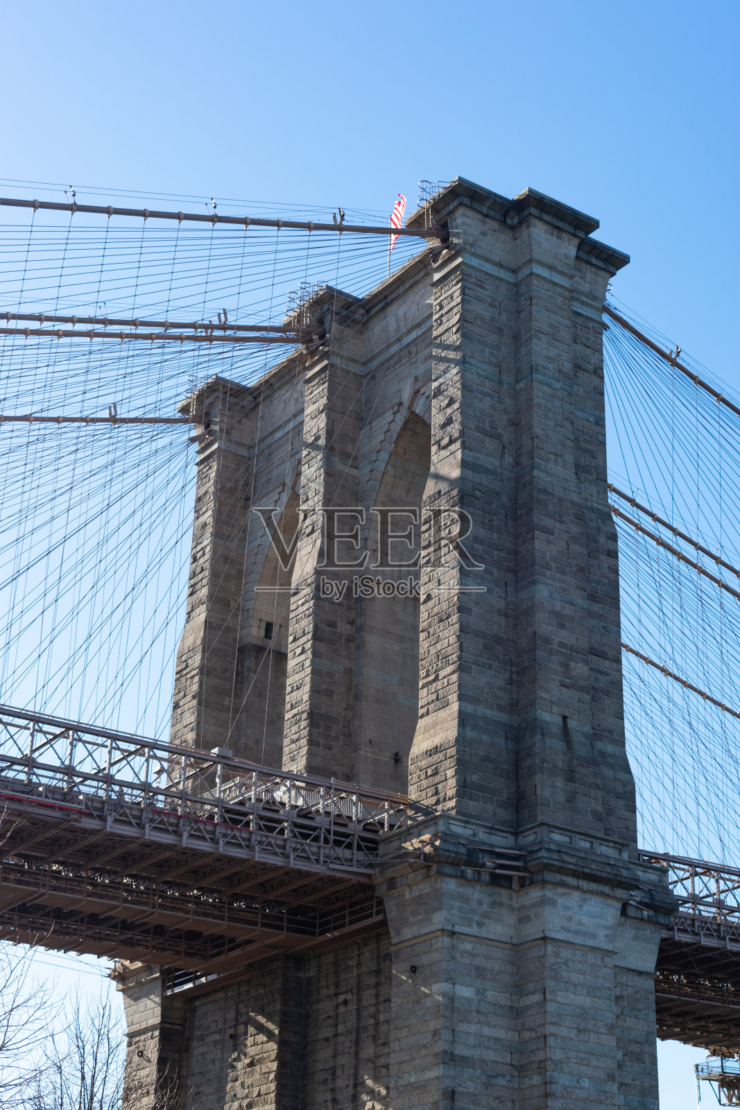 从纽约的小飞象布鲁克林观看布鲁克林大桥的拱门照片摄影图片