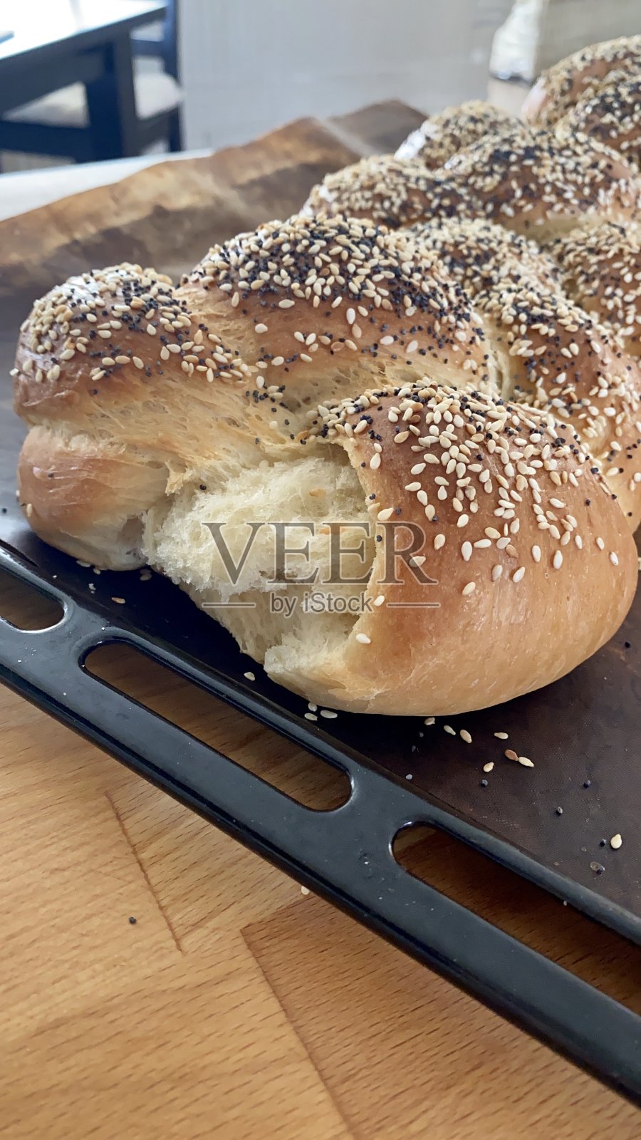 新鲜出炉的自制犹太教安息日面包照片摄影图片