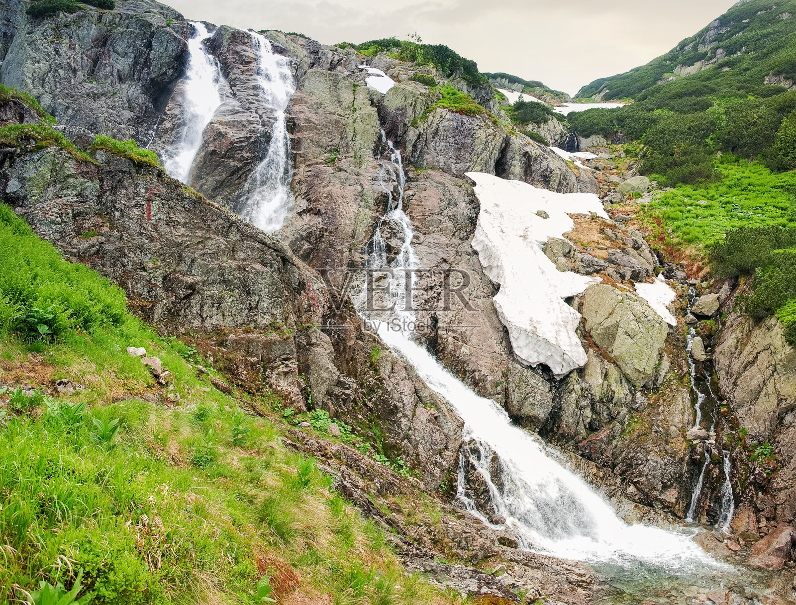 瀑布在山上的河流,底部的看法照片摄影图片