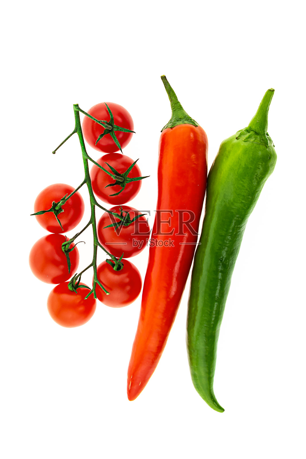 将辣椒和番茄对白分离。红绿辣味西红柿照片摄影图片