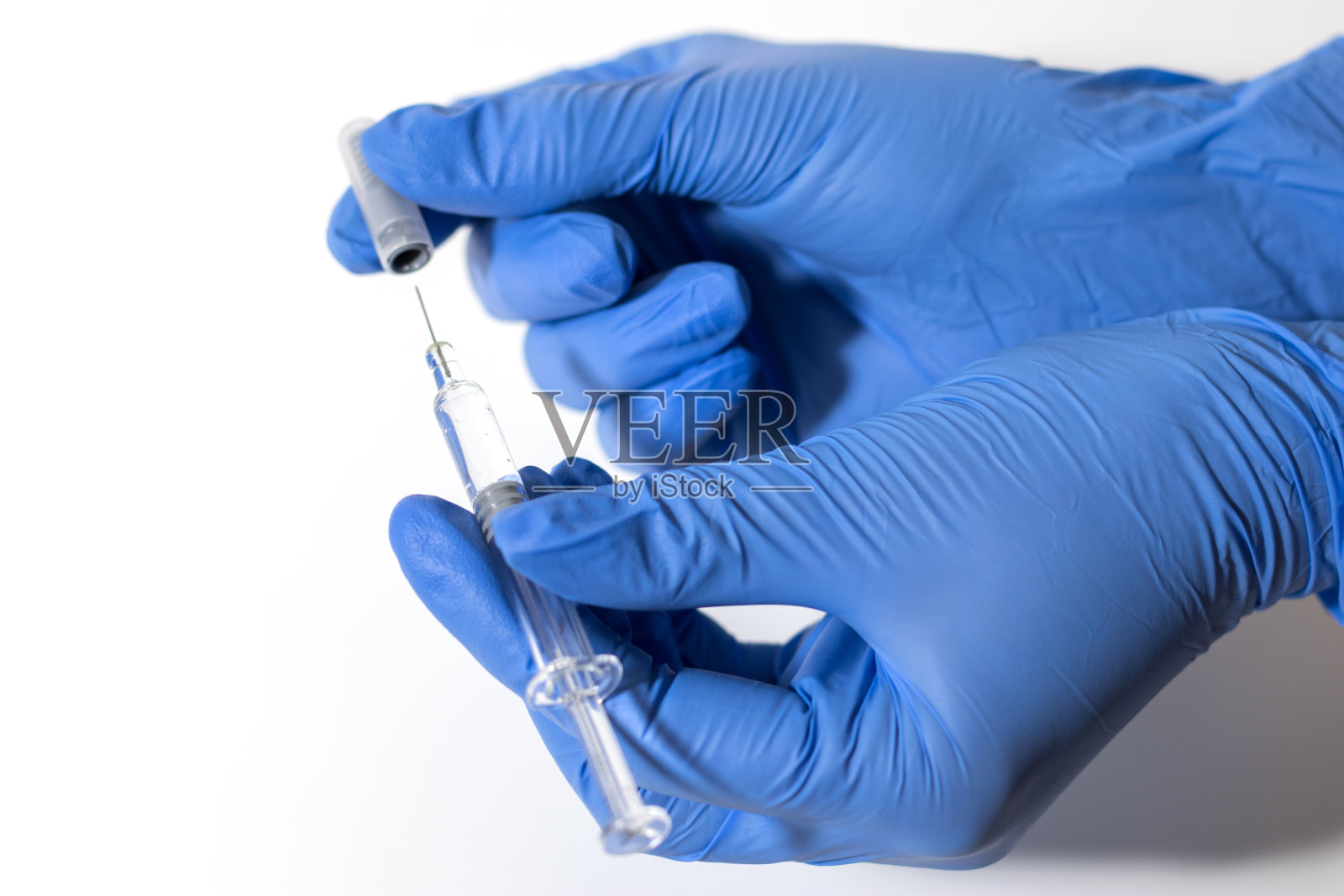 注射器,医疗注射,瓶子,安瓿在手,手掌或手指。医用塑料接种器具用针。护士或医生。液体药物或麻醉剂。医院的医疗保健。照片摄影图片