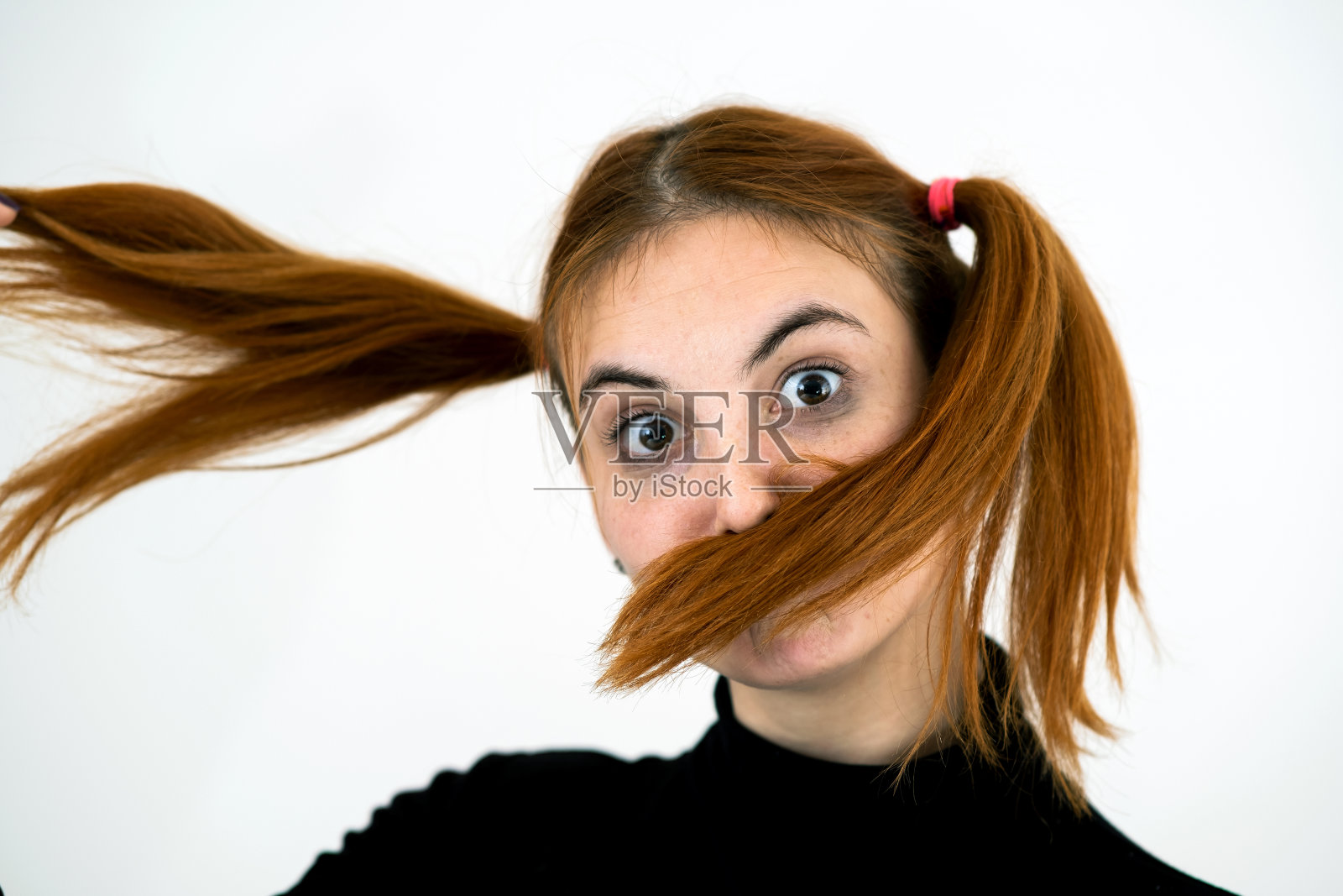 红发少女的俏皮特写照片摄影图片