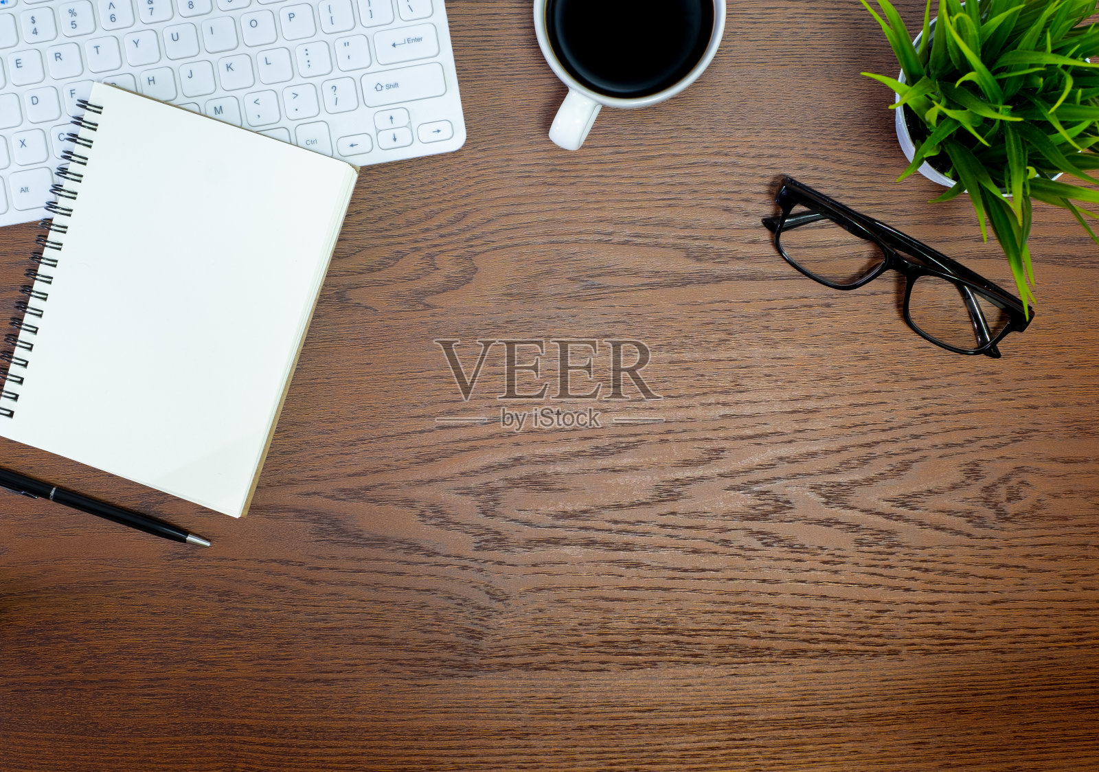 特写:黑色的热咖啡早上与牛奶泡沫在白色陶瓷杯和餐巾与咖啡豆烤在黑色的桌子石头背景。俯视图,平躺与复制空间。照片摄影图片