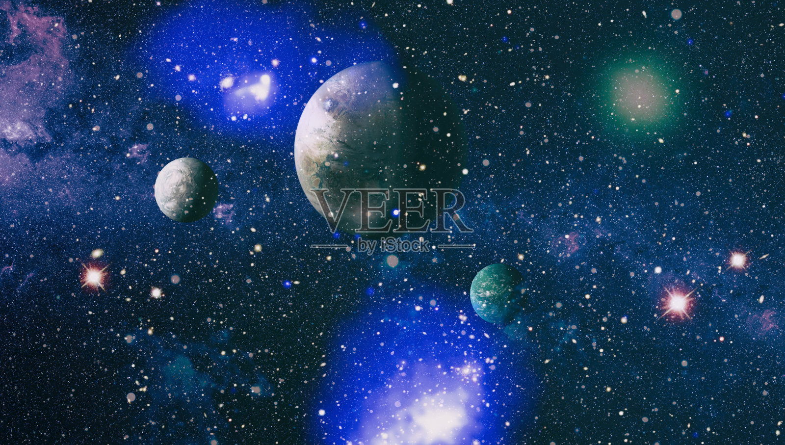 无限美丽的宇宙,深蓝色和粉红色的背景与星云,星团在外层空间。照片摄影图片