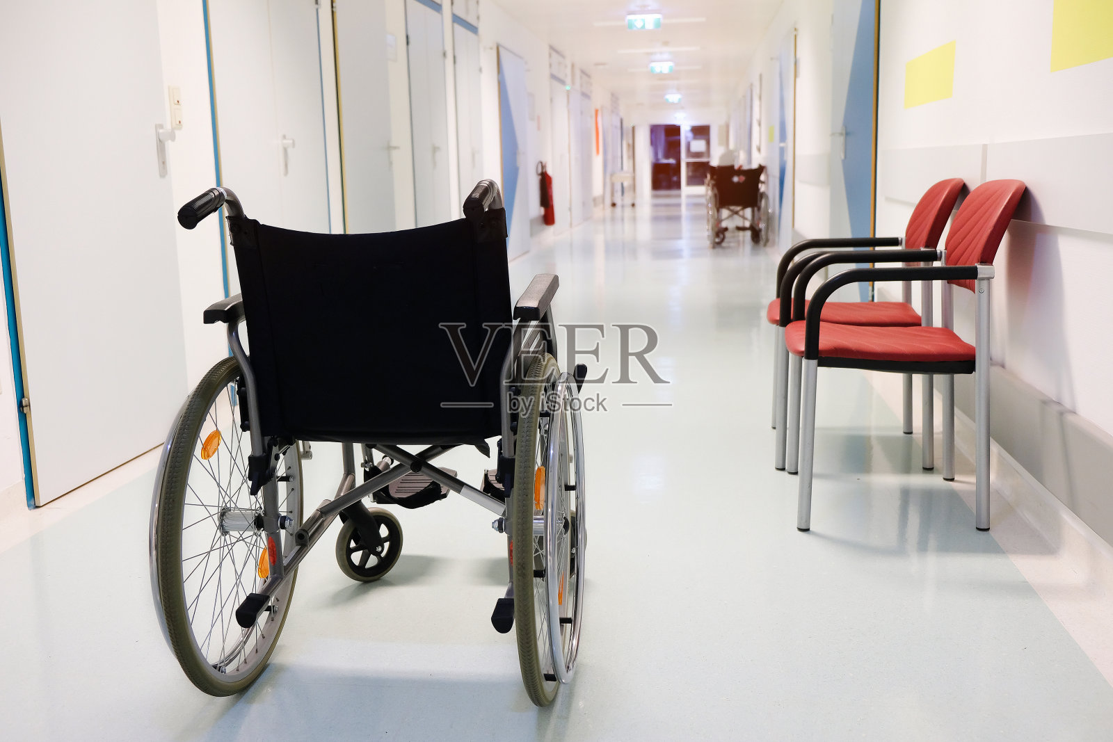 轮椅在医院走廊里。医疗保健的概念。照片摄影图片