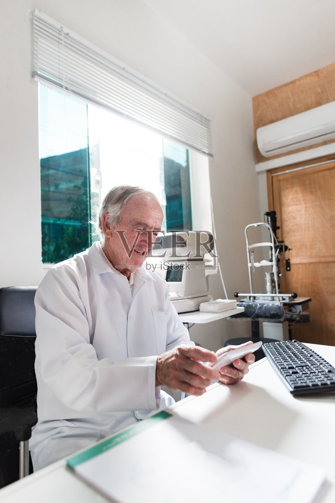 验光师在办公室使用平板电脑照片摄影图片