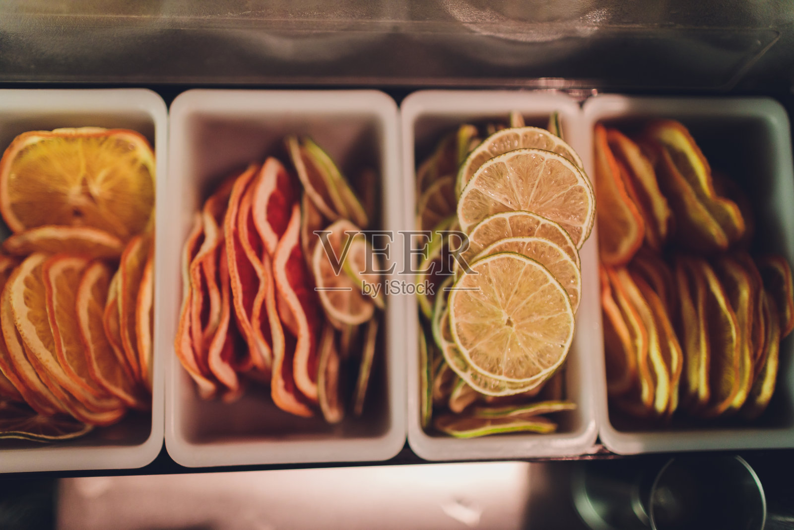 从上面的橙子片上取干的橙子片作为圣诞装饰。照片摄影图片