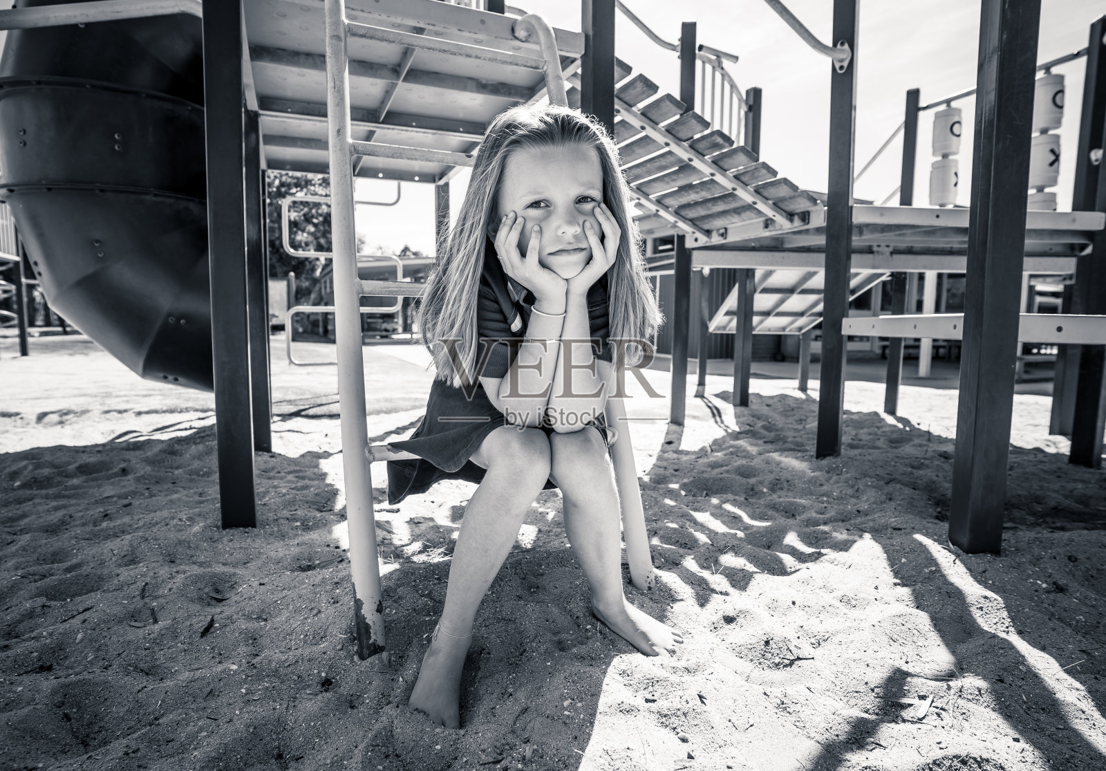 疫情期间学校停课: школьница 女学生在空荡荡的操场上感到沮丧和孤独照片摄影图片