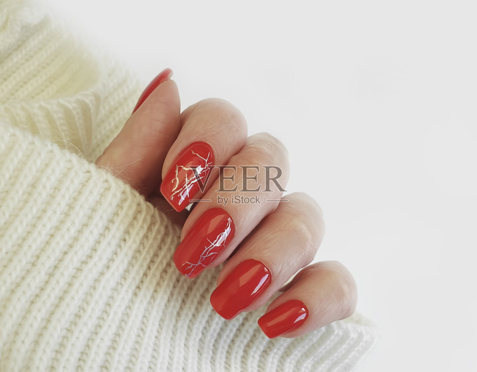 女性手指甲修成红色照片摄影图片