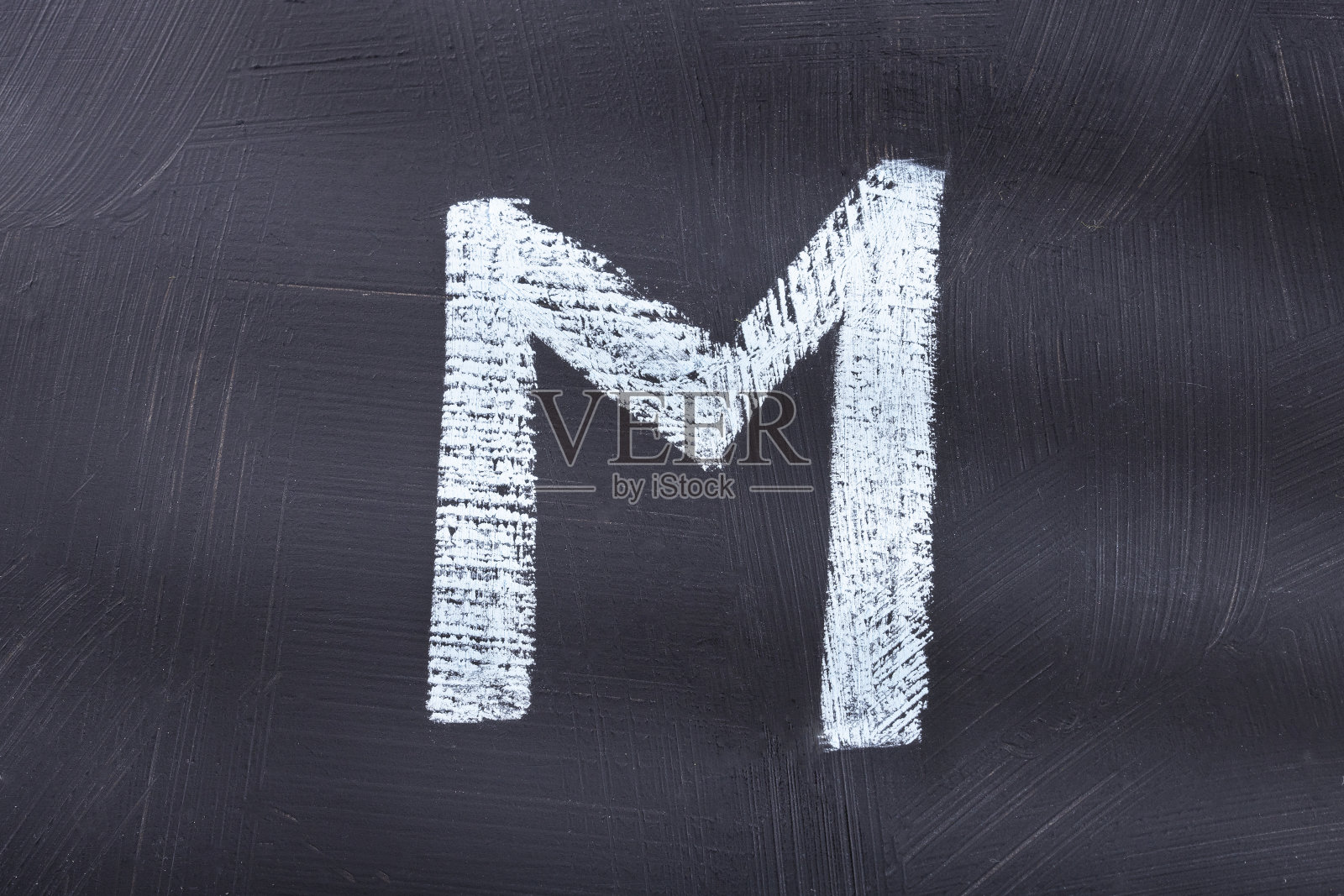 用粉笔写的字母M照片摄影图片