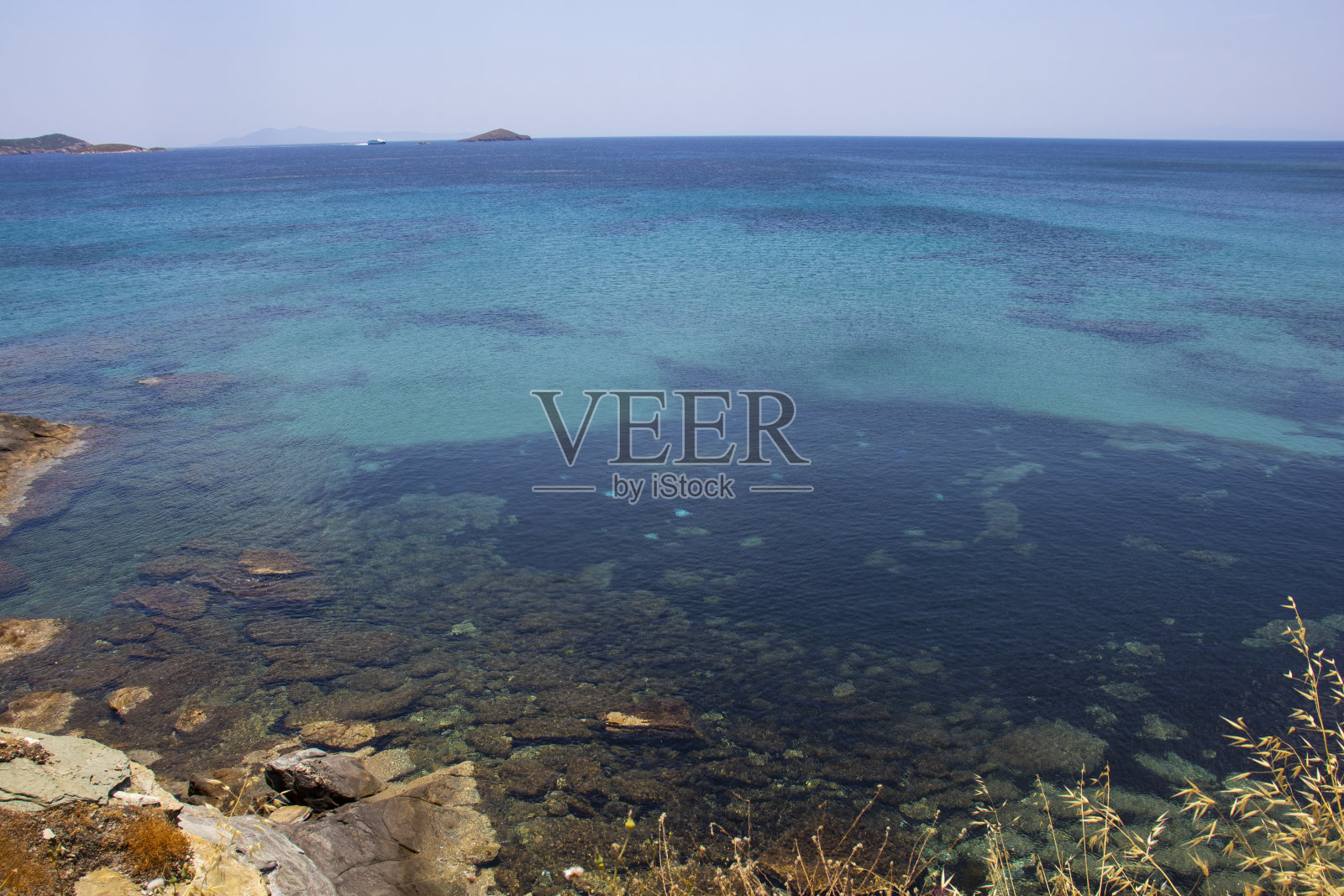 希腊安德罗斯岛的海岸线。照片摄影图片