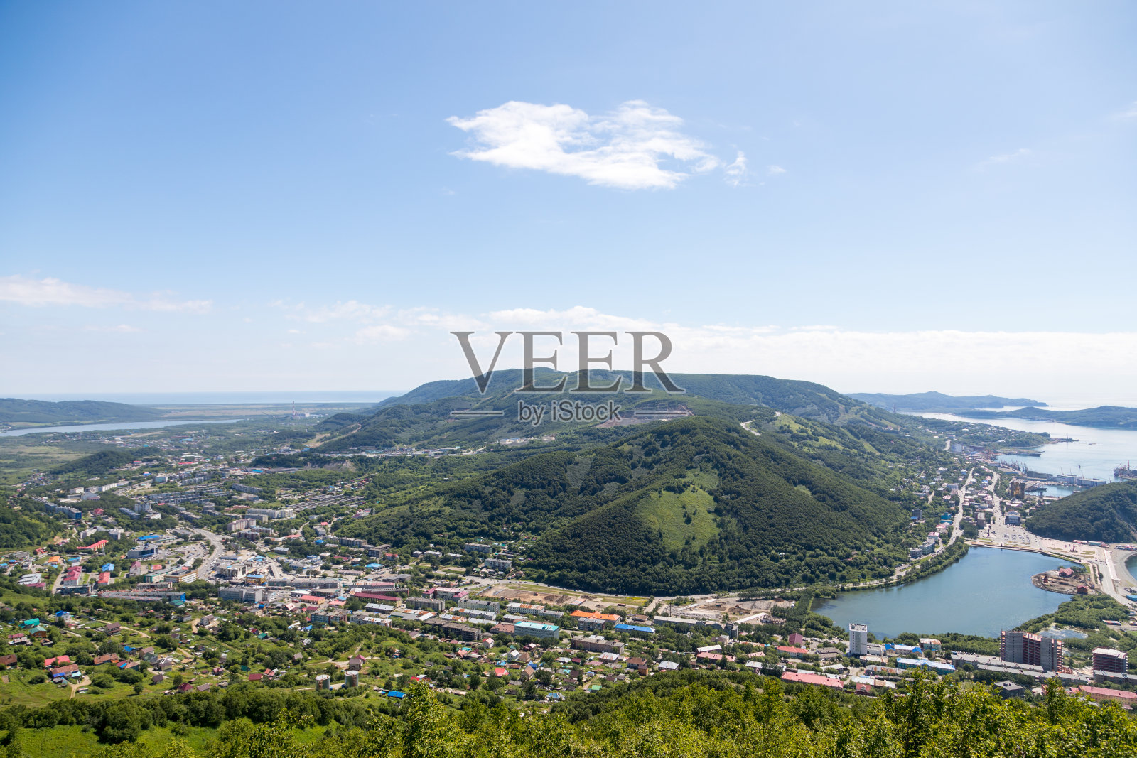 俄罗斯堪察加半岛的彼得罗巴甫洛夫斯克市鸟瞰图。照片摄影图片