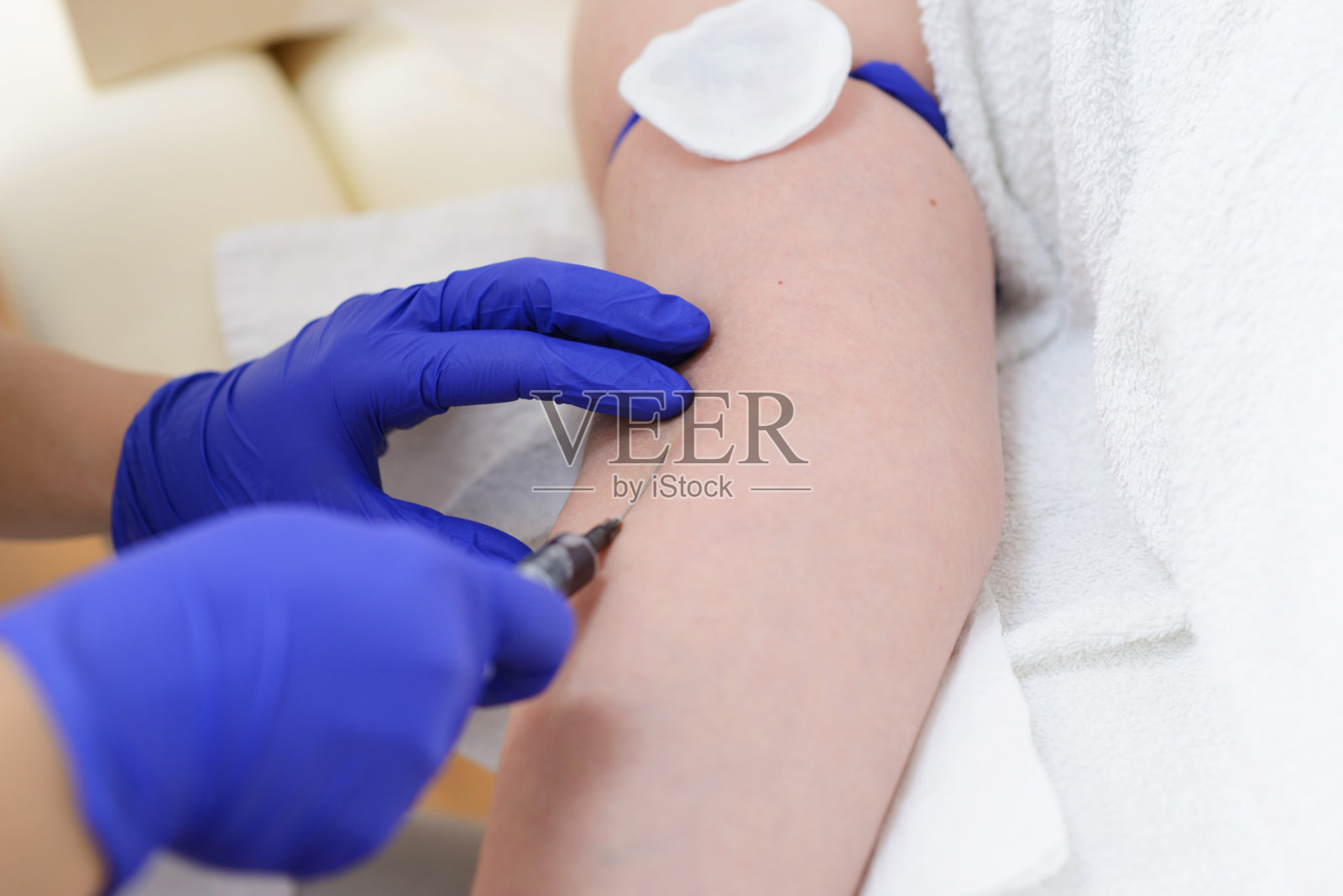 给你做手部静脉血检。近距离照片摄影图片