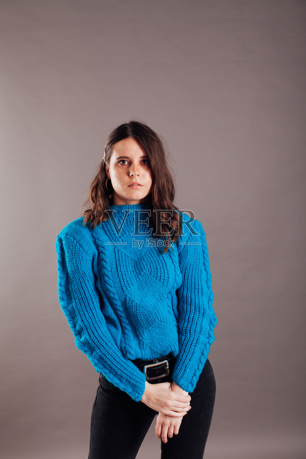 一个美丽的时尚的女人在一件毛衣的肖像照片摄影图片