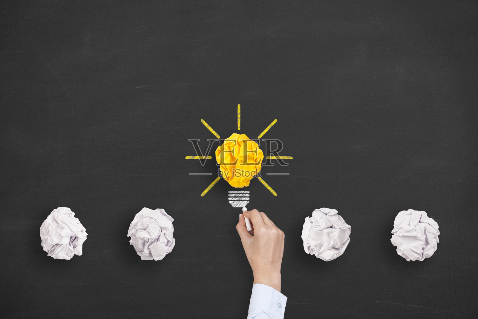 创意概念灯泡,黑板上的皱巴巴的纸照片摄影图片