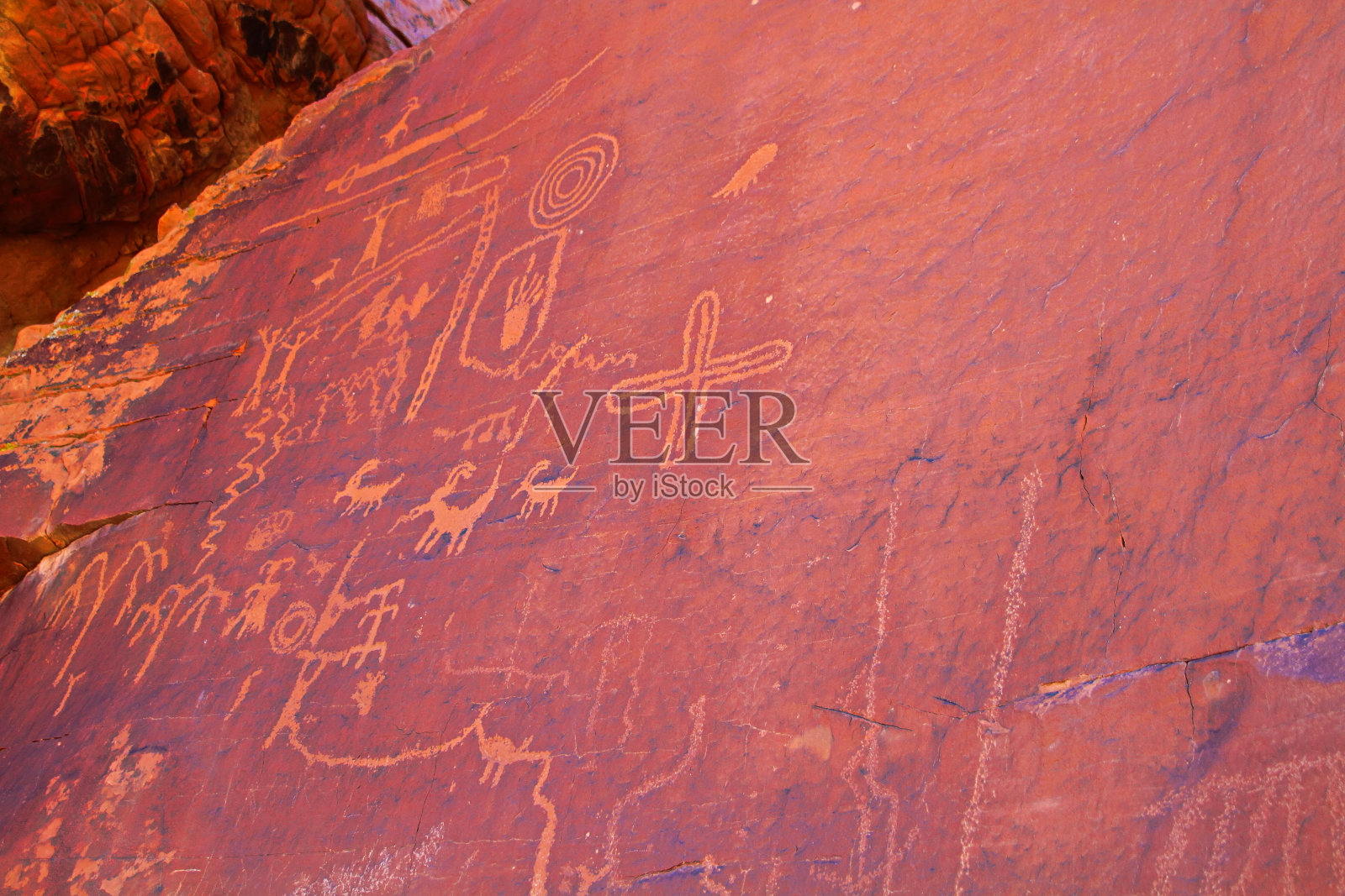 位于内华达州火谷州立公园的老鼠坦克徒步旅行路线上的古老岩画喷泉照片摄影图片