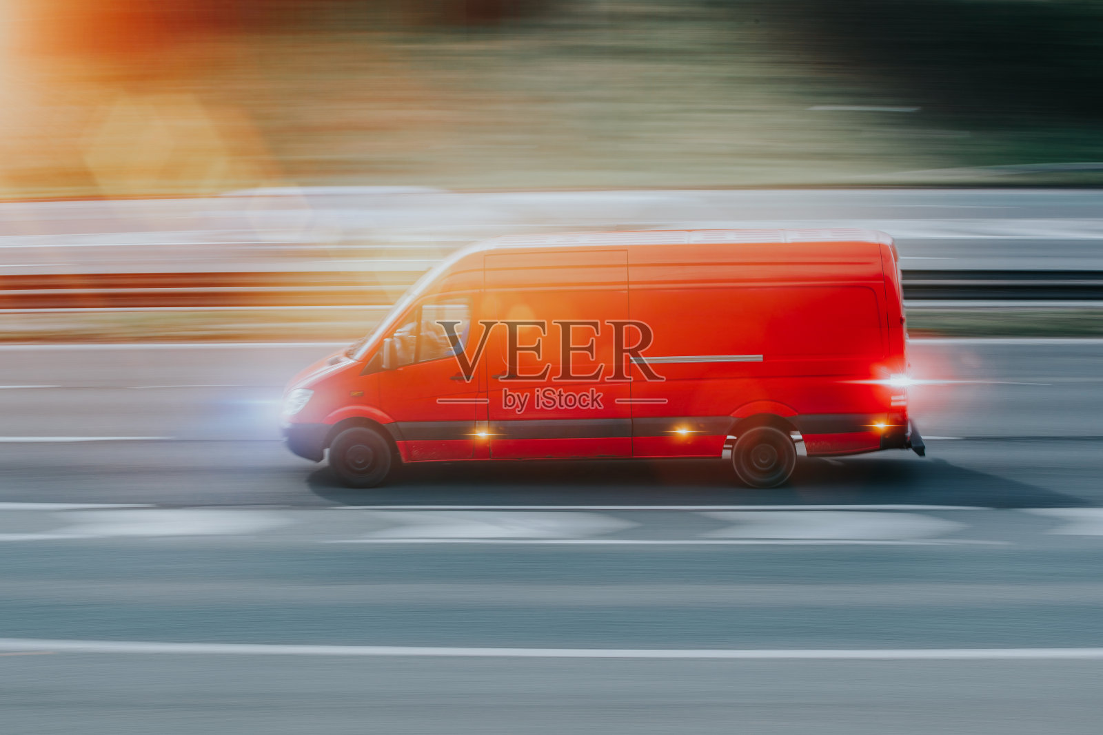 在高速公路上行驶的运输照片摄影图片