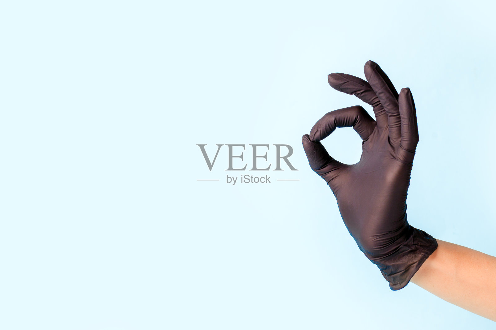 女性的手在美容医学黑色手套指向好的,是的,接受手签名到一边,工作室拍摄,复制空间,横幅为你的传单或网站照片摄影图片