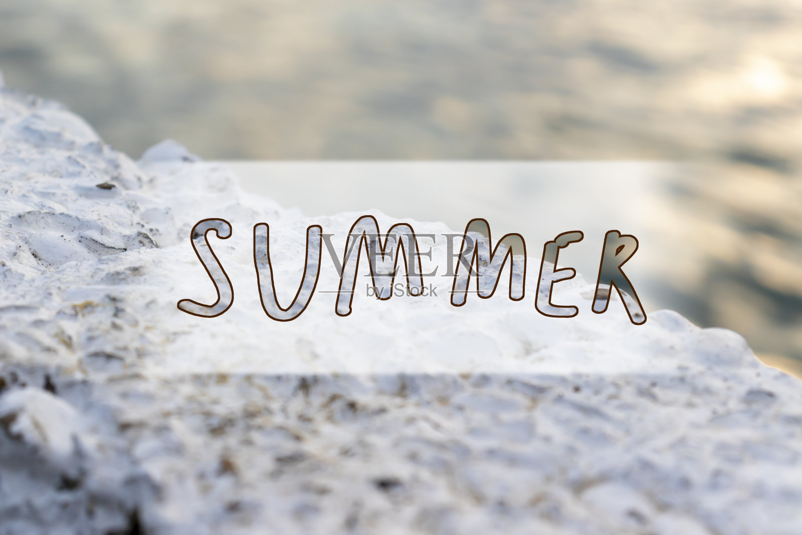 手写标志夏天在阳光明媚的海边背景,旅游和度假的概念照片摄影图片