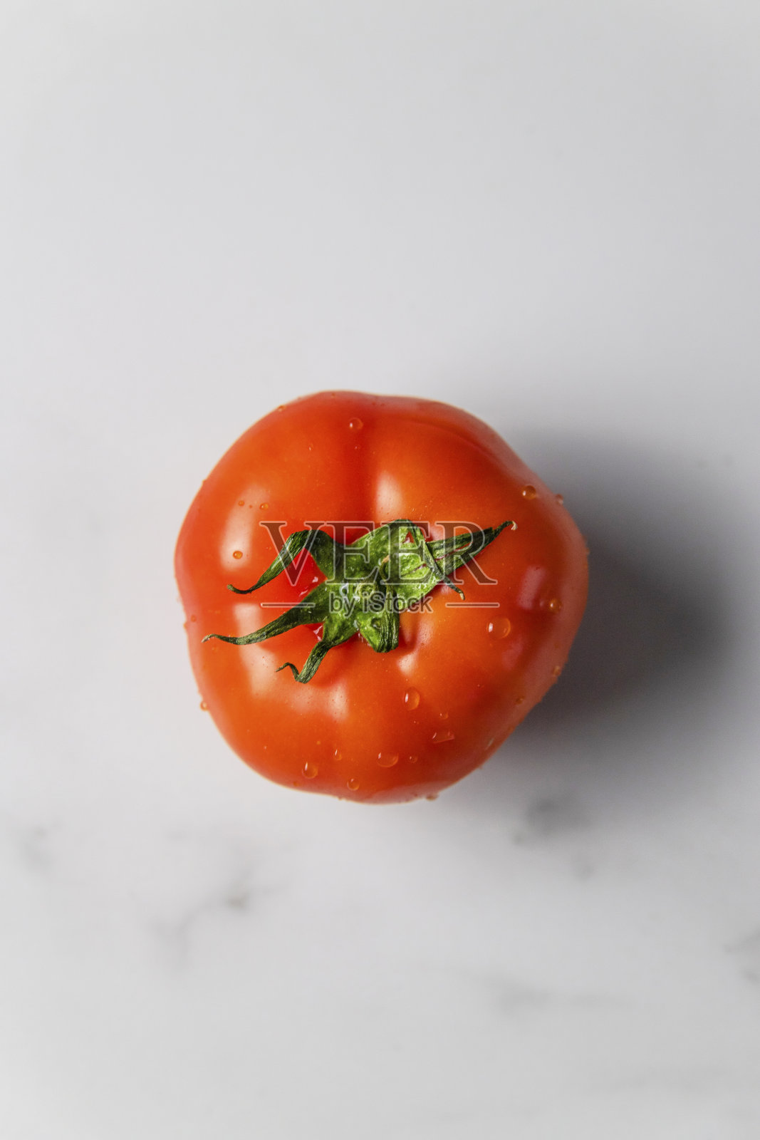 新鲜成熟的西红柿在轻大理石背景照片摄影图片