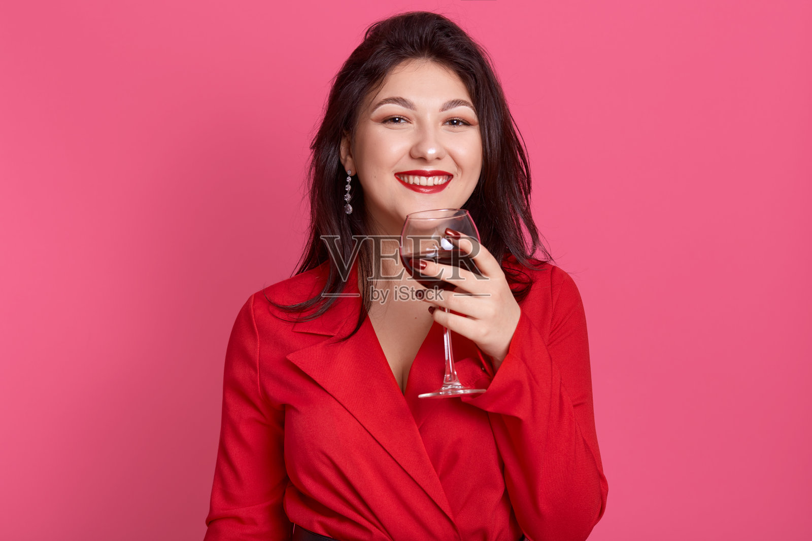 拿着红酒杯的年轻漂亮女人照片摄影图片