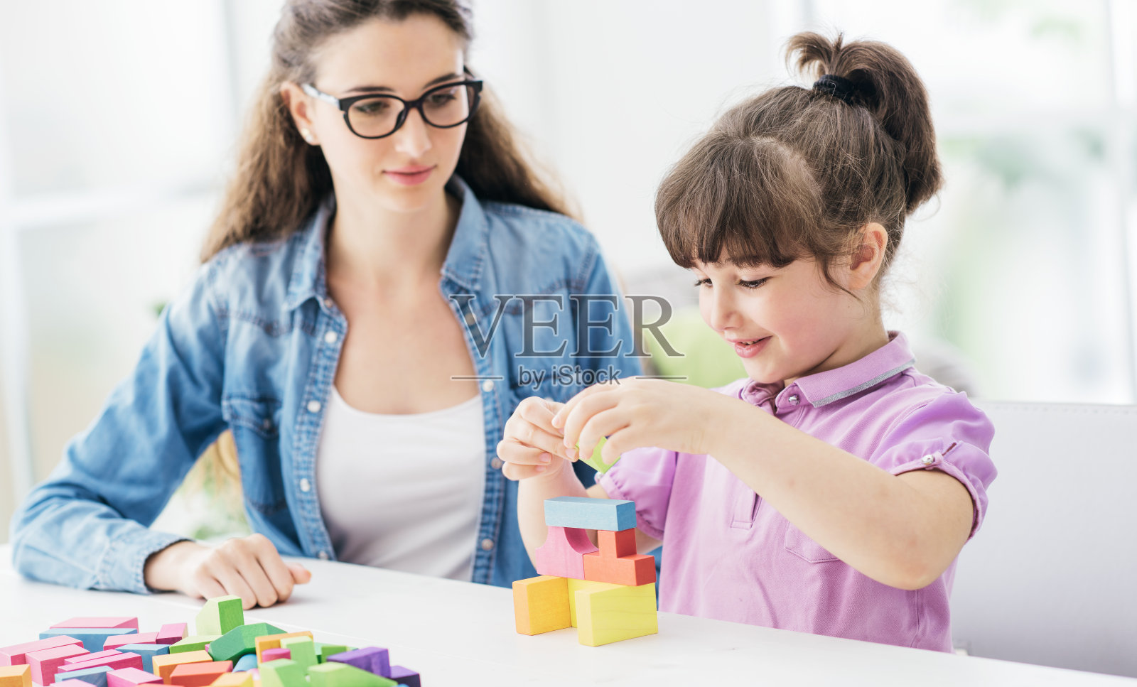 老师和孩子在一起玩照片摄影图片