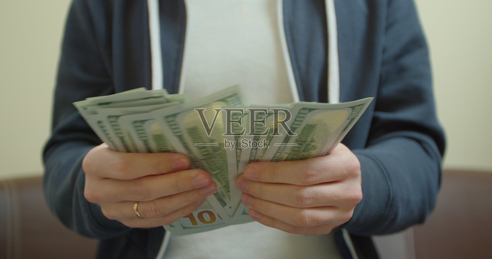 许多人会因为没有足够的钱而不开心。Slowmotion。照片摄影图片