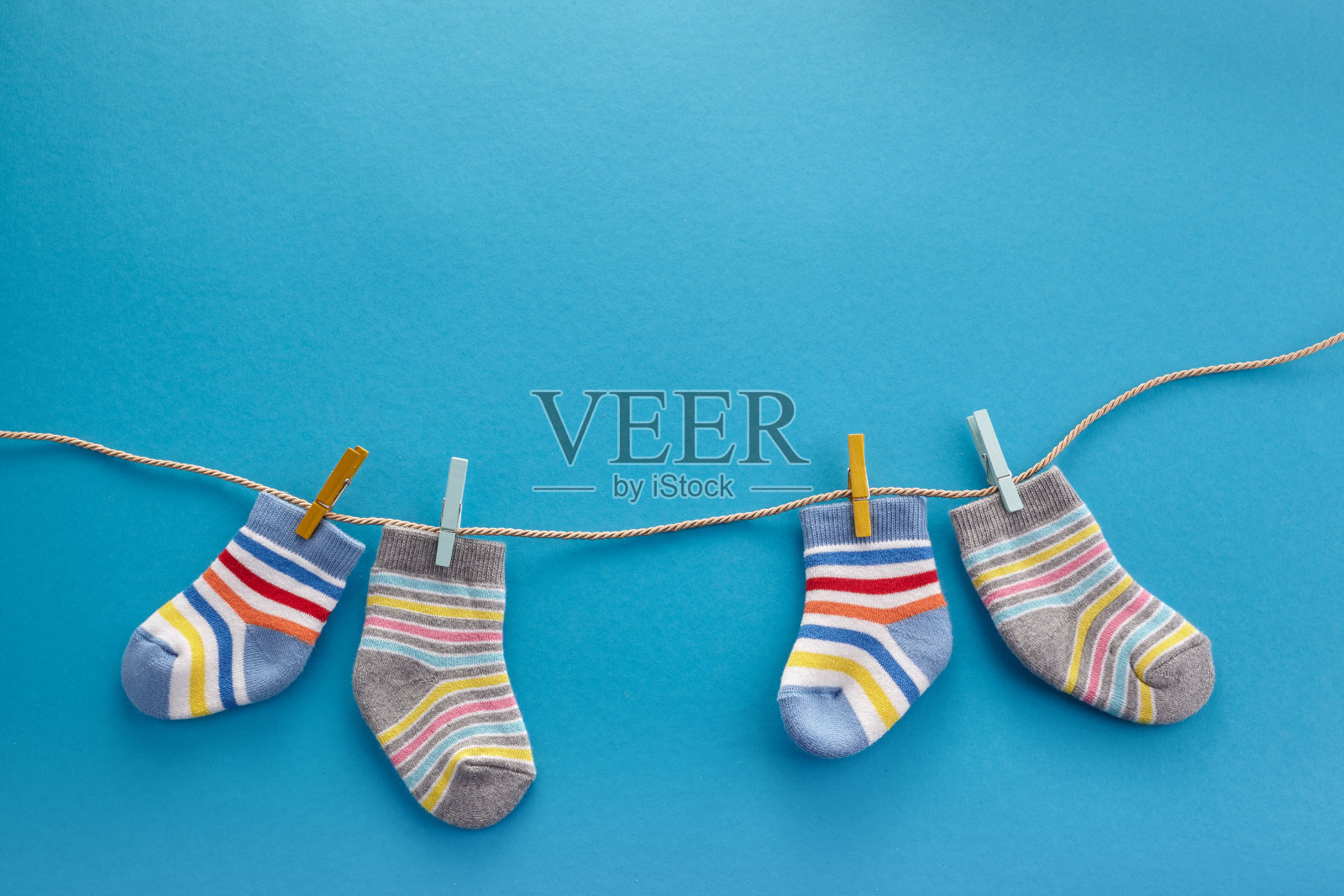 世界唐氏综合征日背景:唐氏综合征宣传概念,蓝色背景上的袜子和丝带照片摄影图片