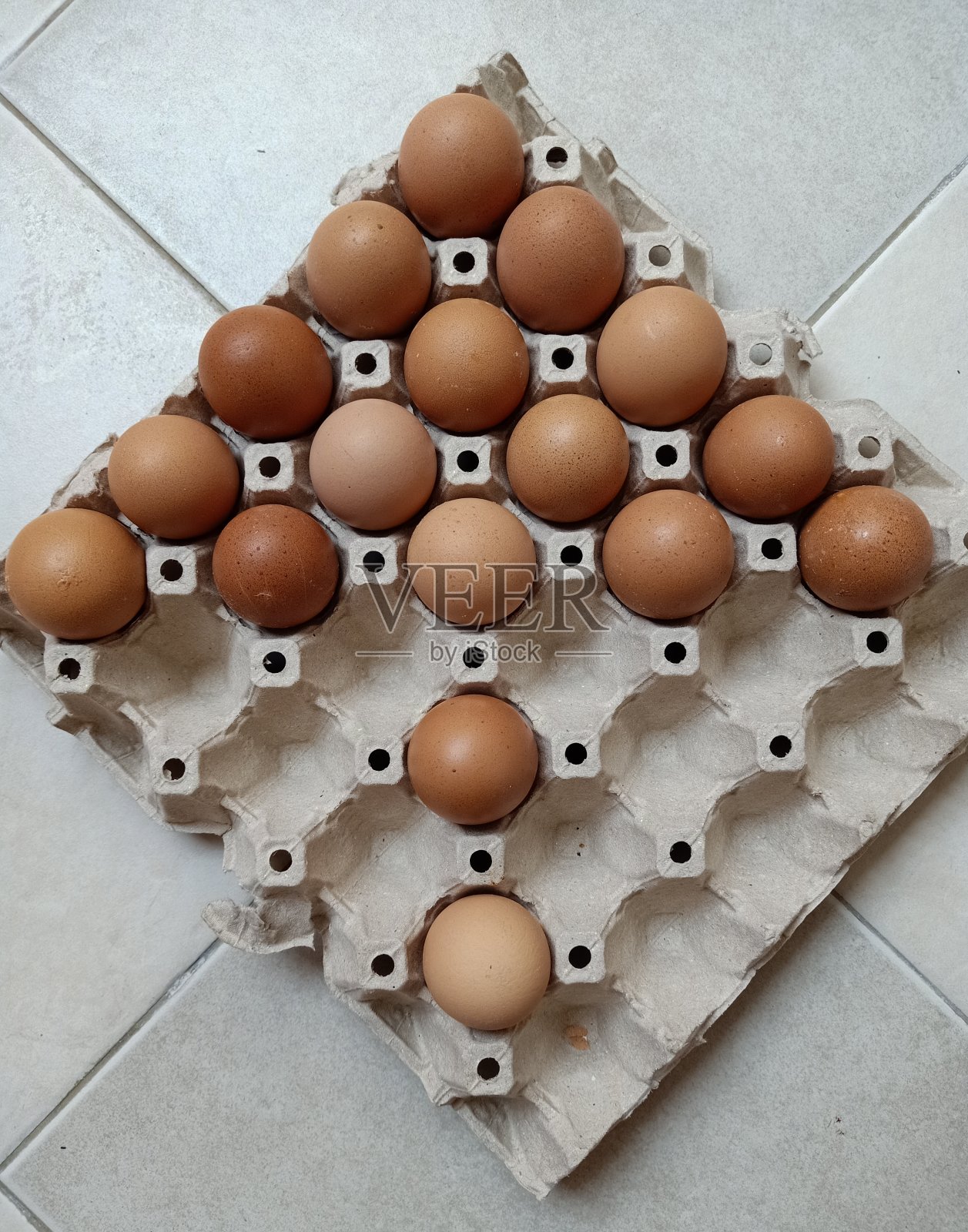 蛋板上放着半个托盘照片摄影图片