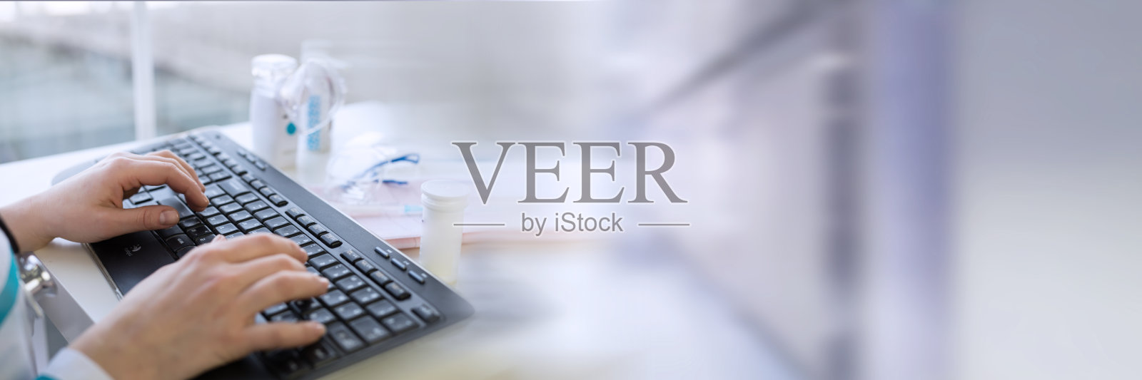 医生在他的办公室工作。整体医学背景。照片摄影图片