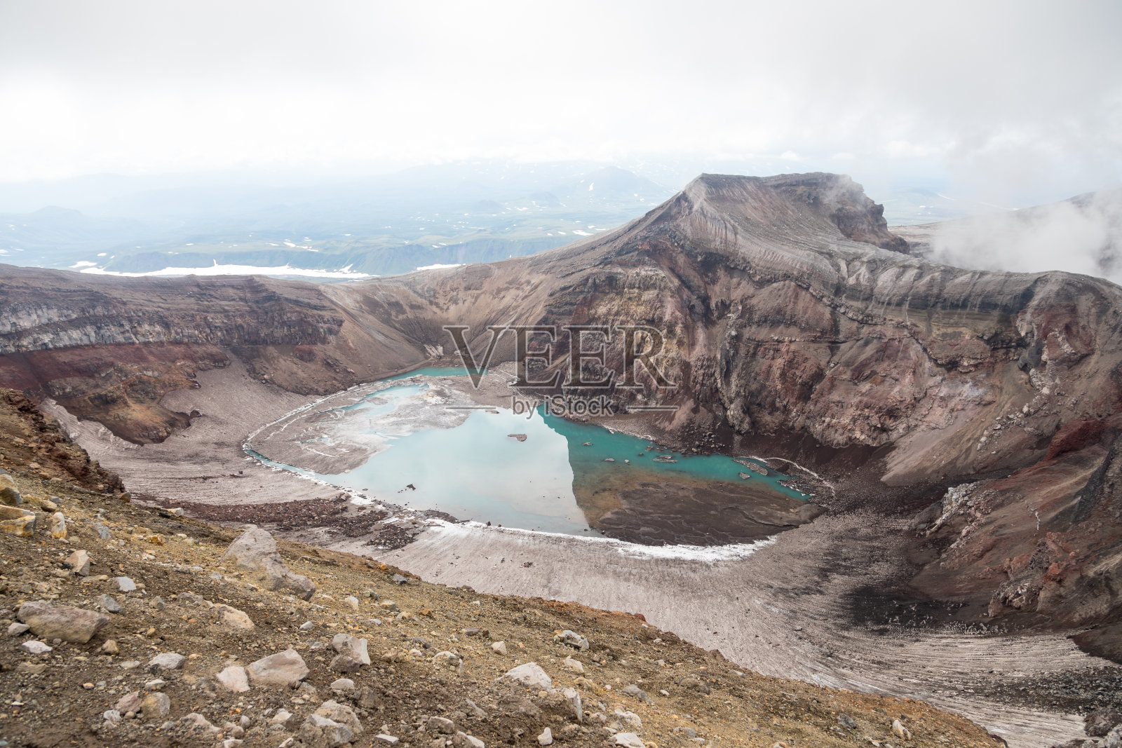 Gorely火山,堪察加半岛,俄罗斯。位于堪察加半岛南部的活火山。它由11个锥体和大约30个陨石坑组成。有些陨石坑里充满了酸或淡水。照片摄影图片