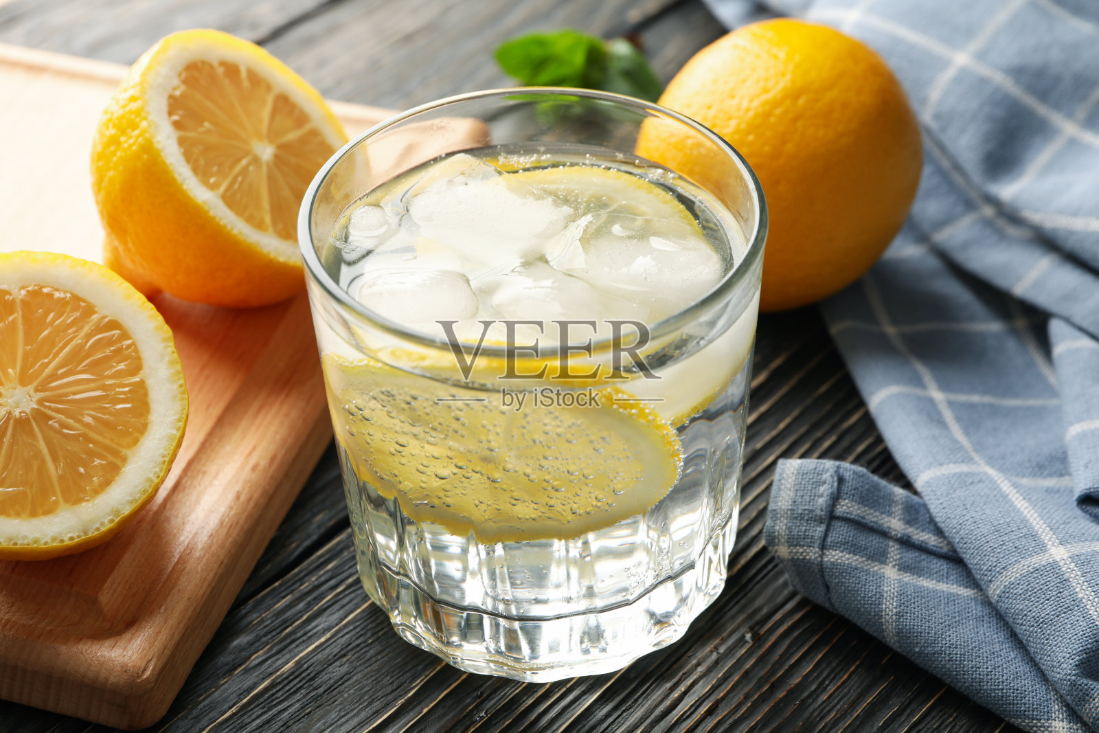 玻璃杯里的柠檬水和配料放在木头背景上,特写照片摄影图片