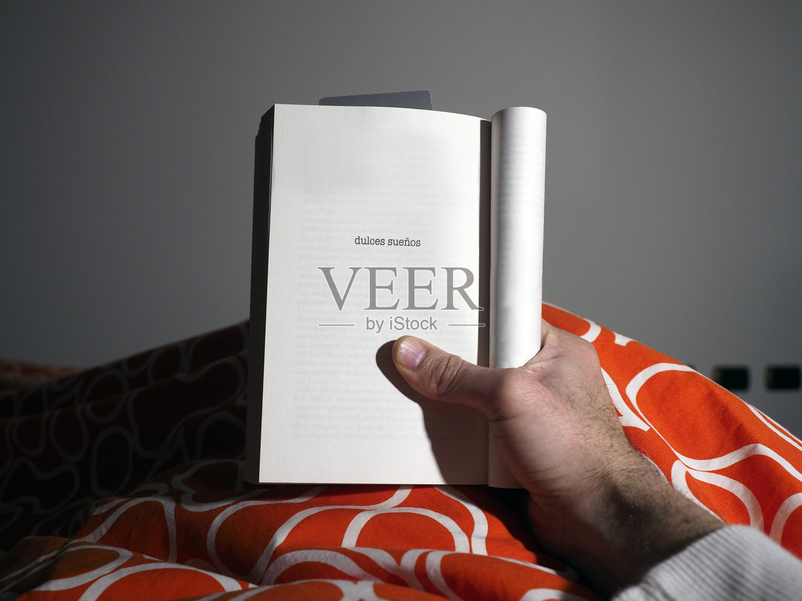 看书睡觉照片摄影图片