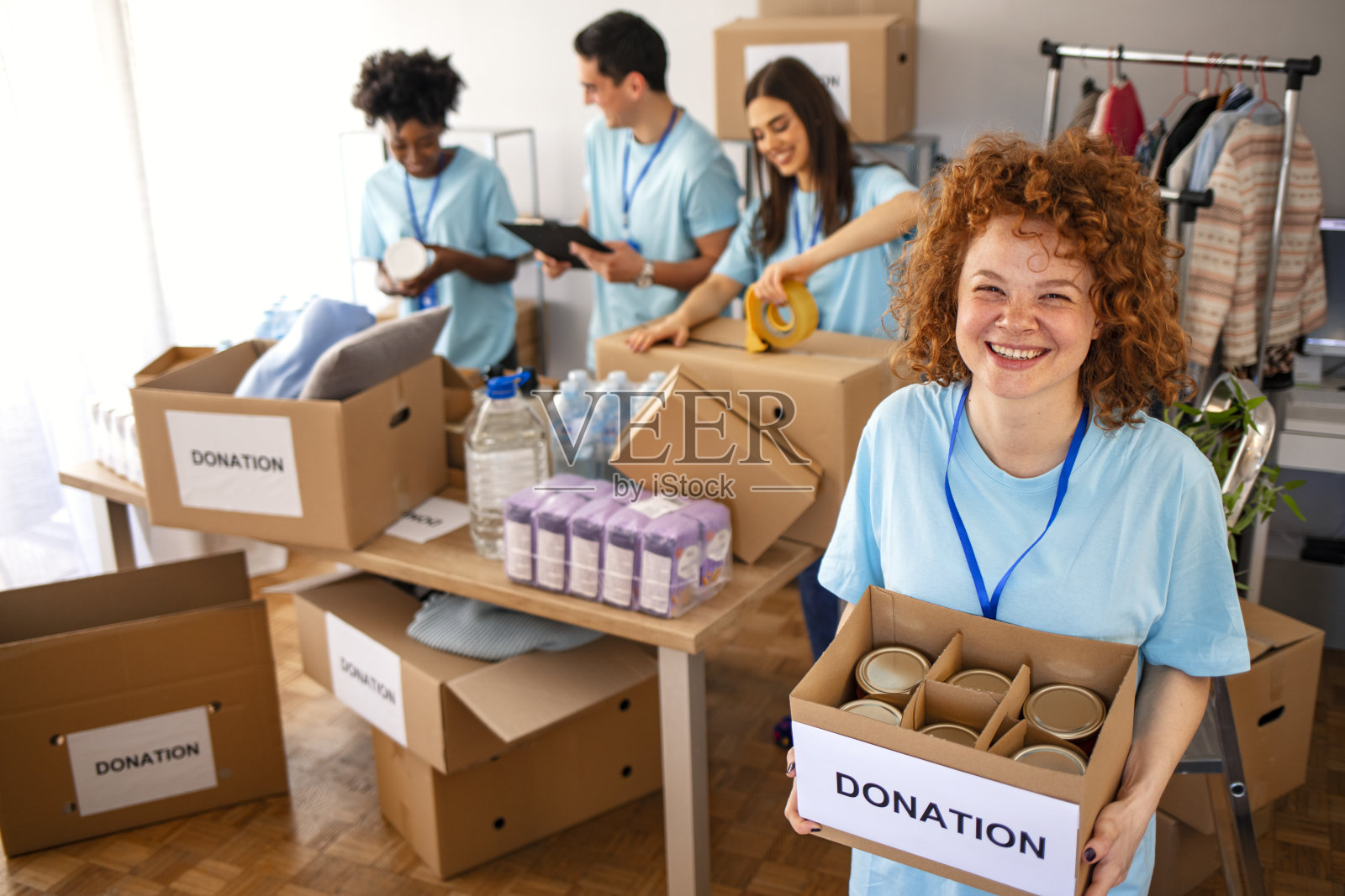 在食品银行工作的快乐志愿者团队照片摄影图片