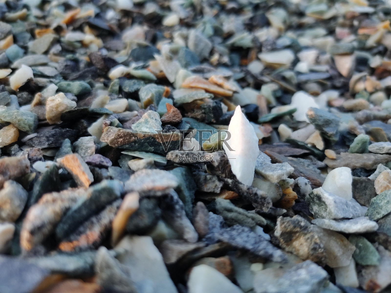 碎石堆。一大堆破碎的岩石和巨石。巨大的天然花岗岩堆砌而成。采石场碎石堆。五彩缤纷的鹅卵石。照片摄影图片