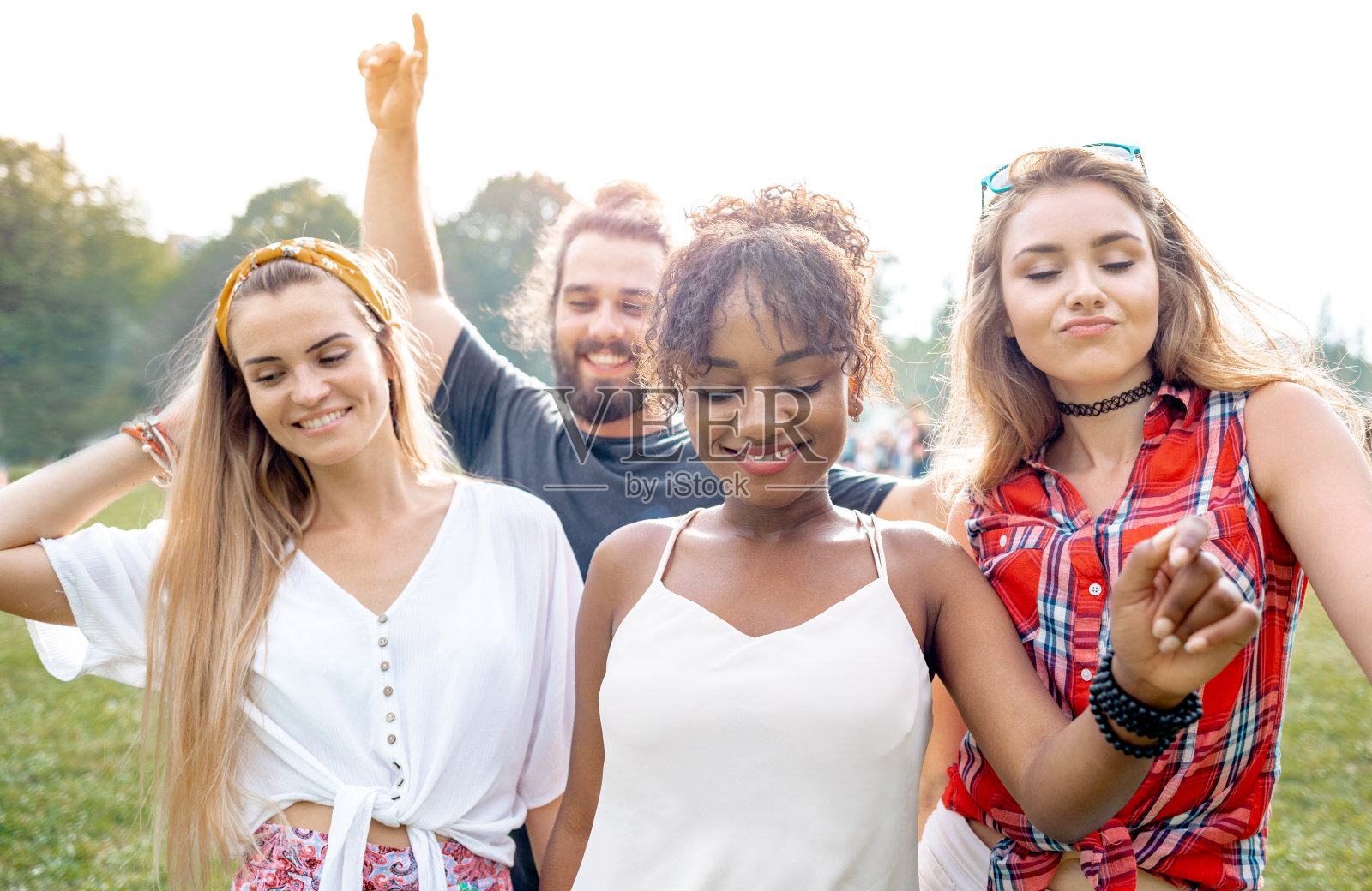一群朋友在夏季音乐节上玩得开心照片摄影图片