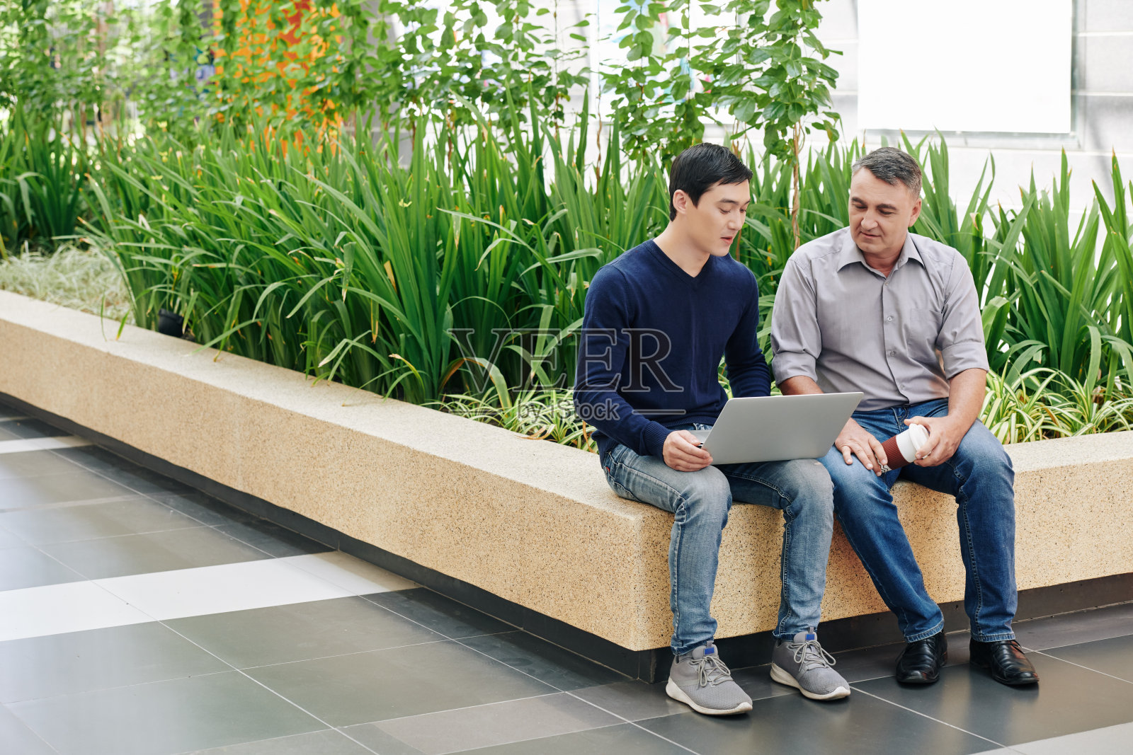 软件开发人员讨论项目照片摄影图片