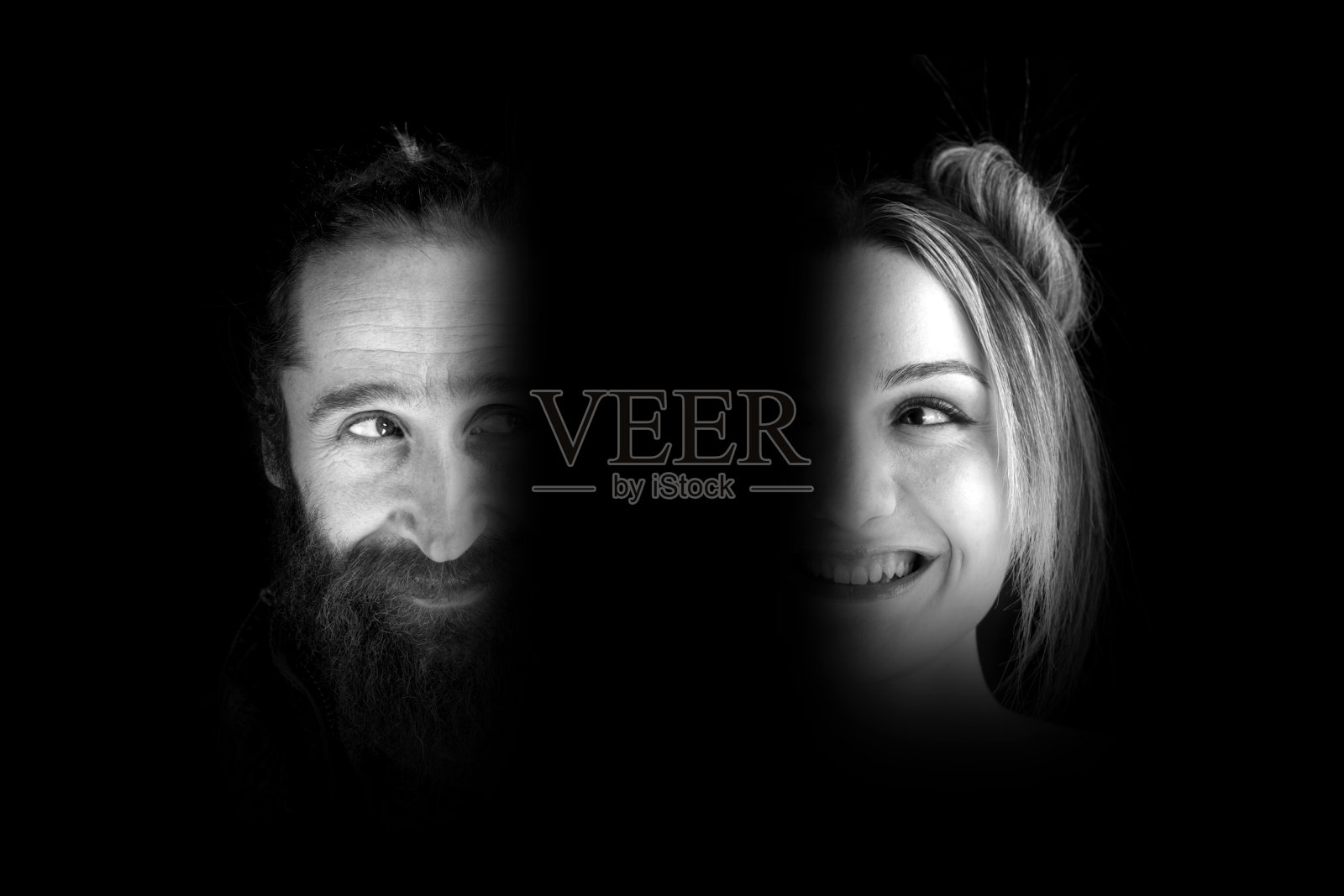 白人男人和女人的单色半身像照片摄影图片