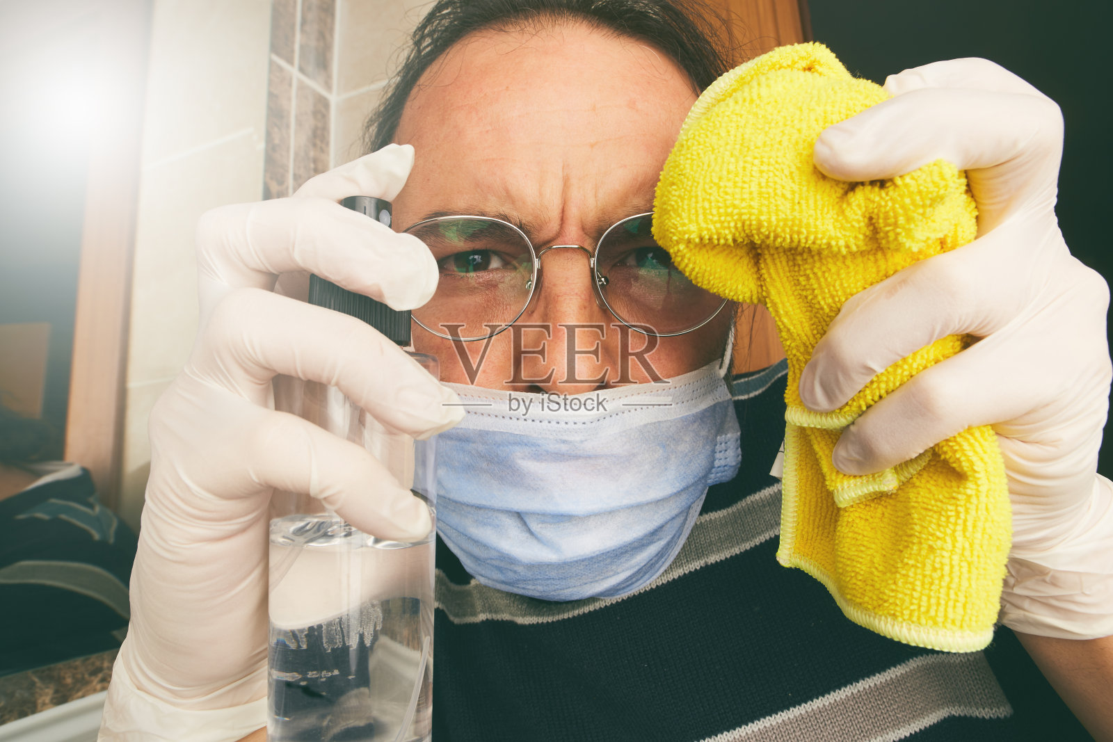 擦拭物体表面,预防新冠照片摄影图片