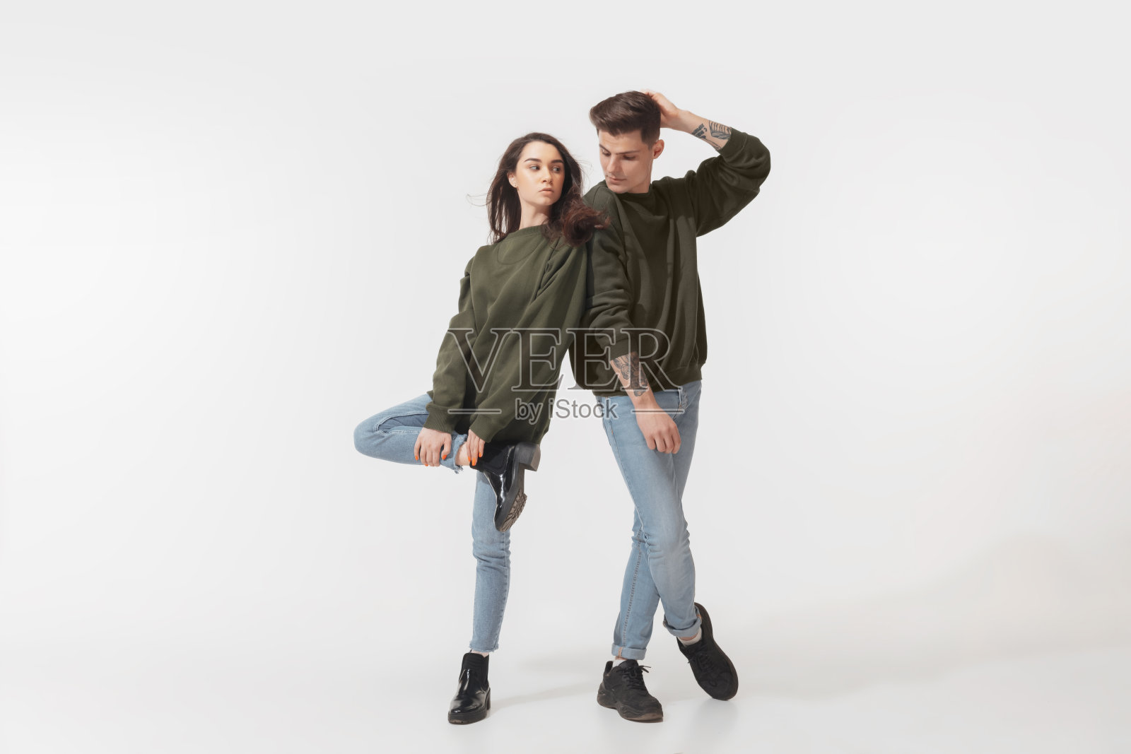 一对时尚的夫妇孤立在白色的工作室背景照片摄影图片