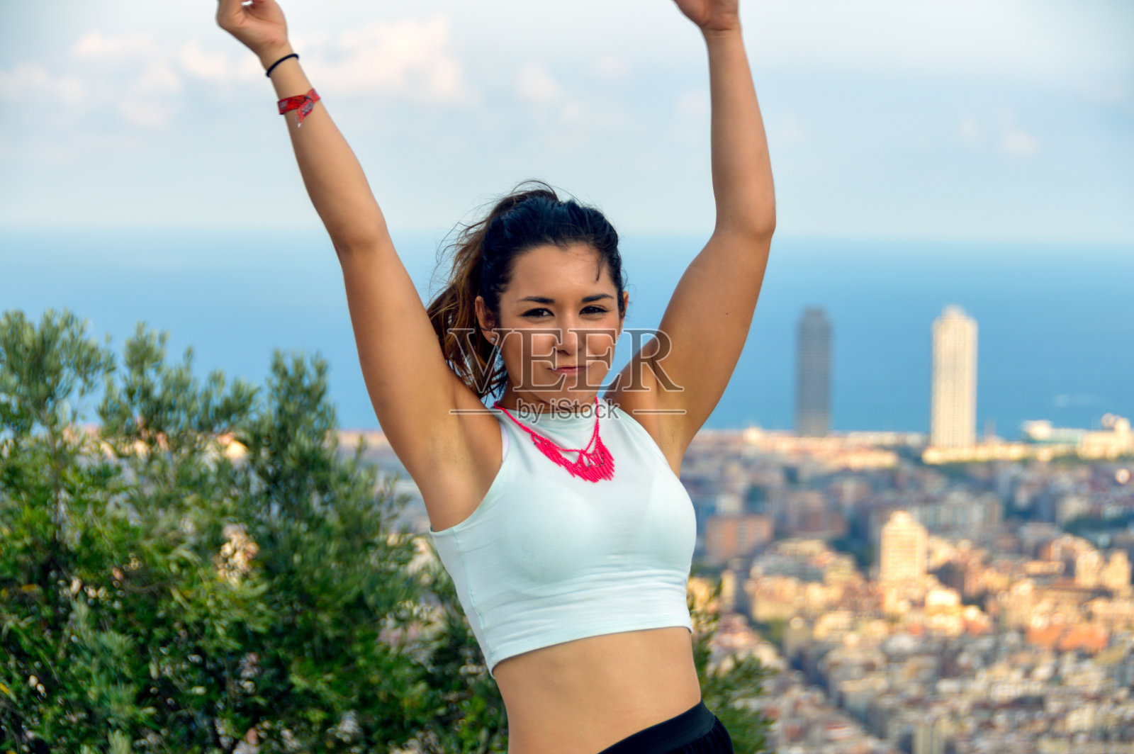 在巴塞罗那的年轻女游客照片摄影图片