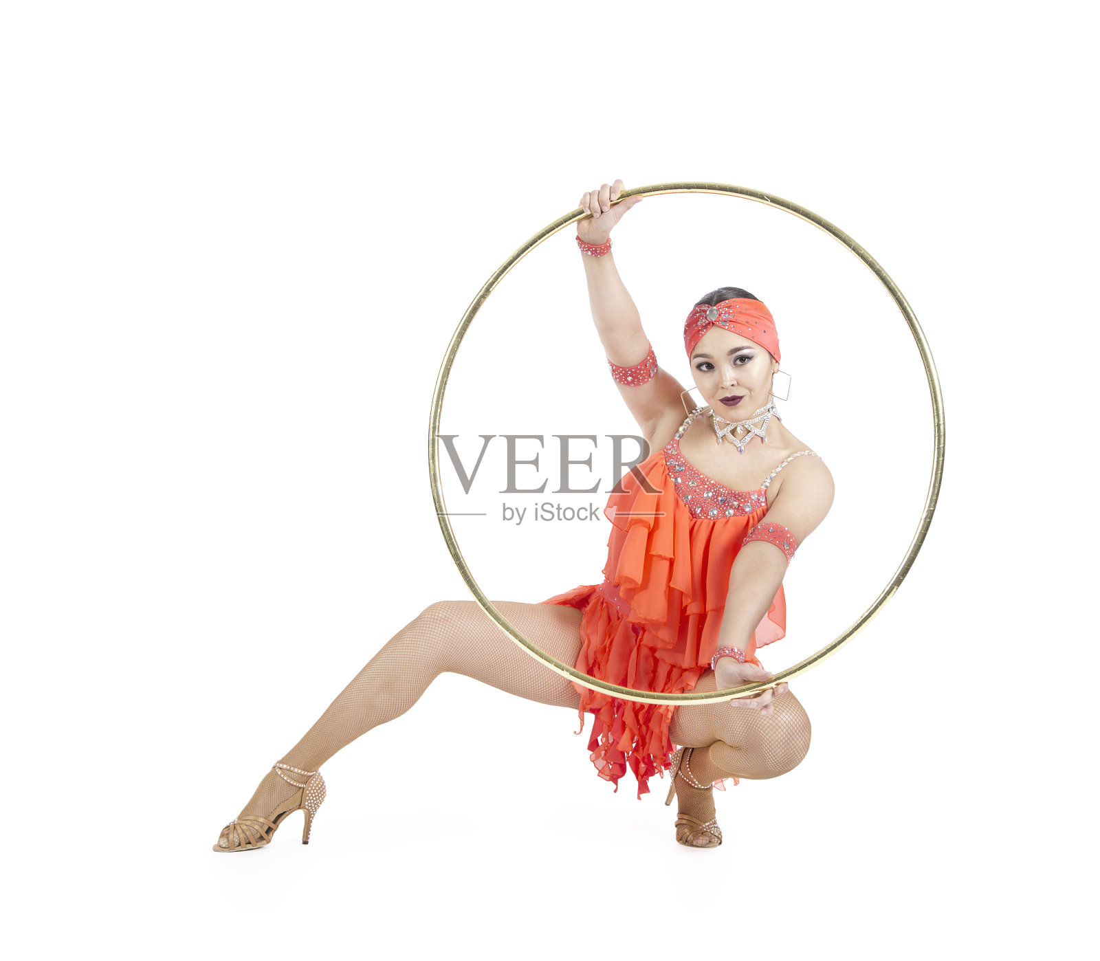 身穿舞台装的女孩表演呼啦圈舞蹈照片摄影图片