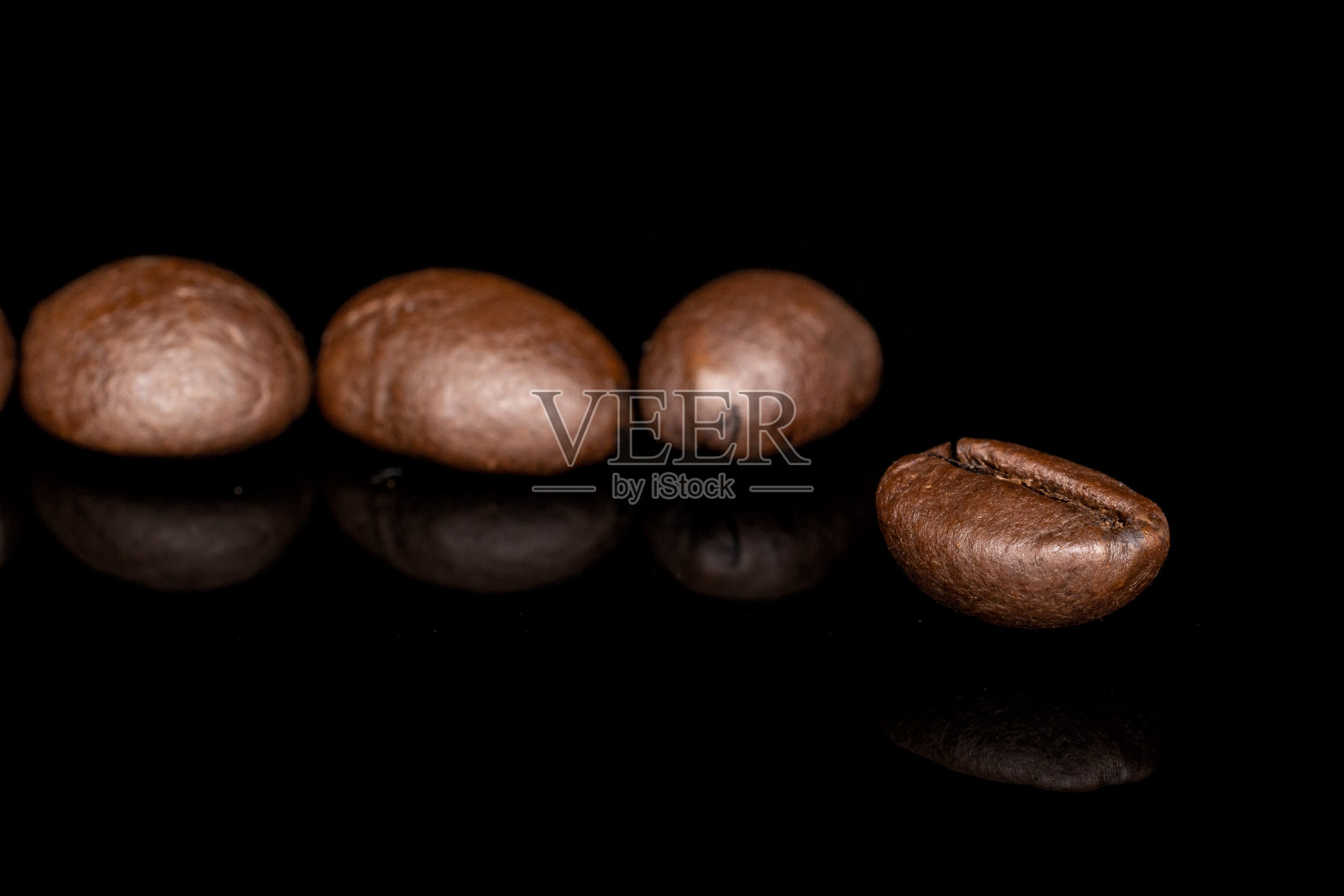 新鲜咖啡豆在黑色玻璃上分离照片摄影图片