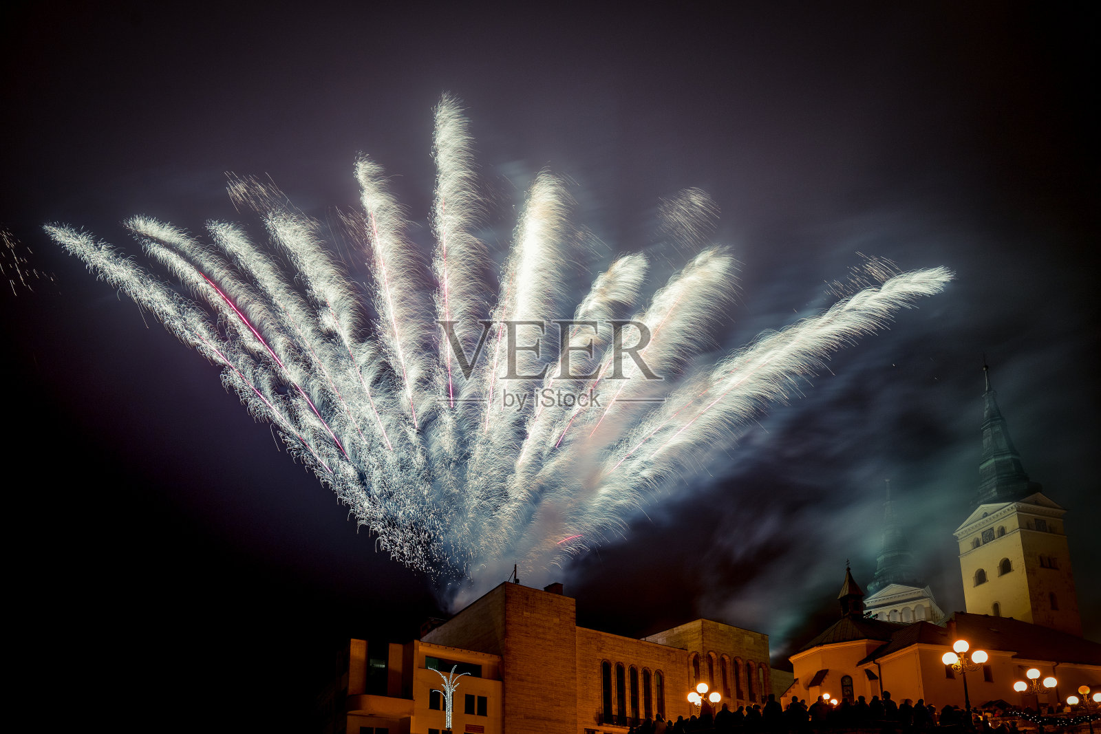 除夕夜的烟火。照片摄影图片