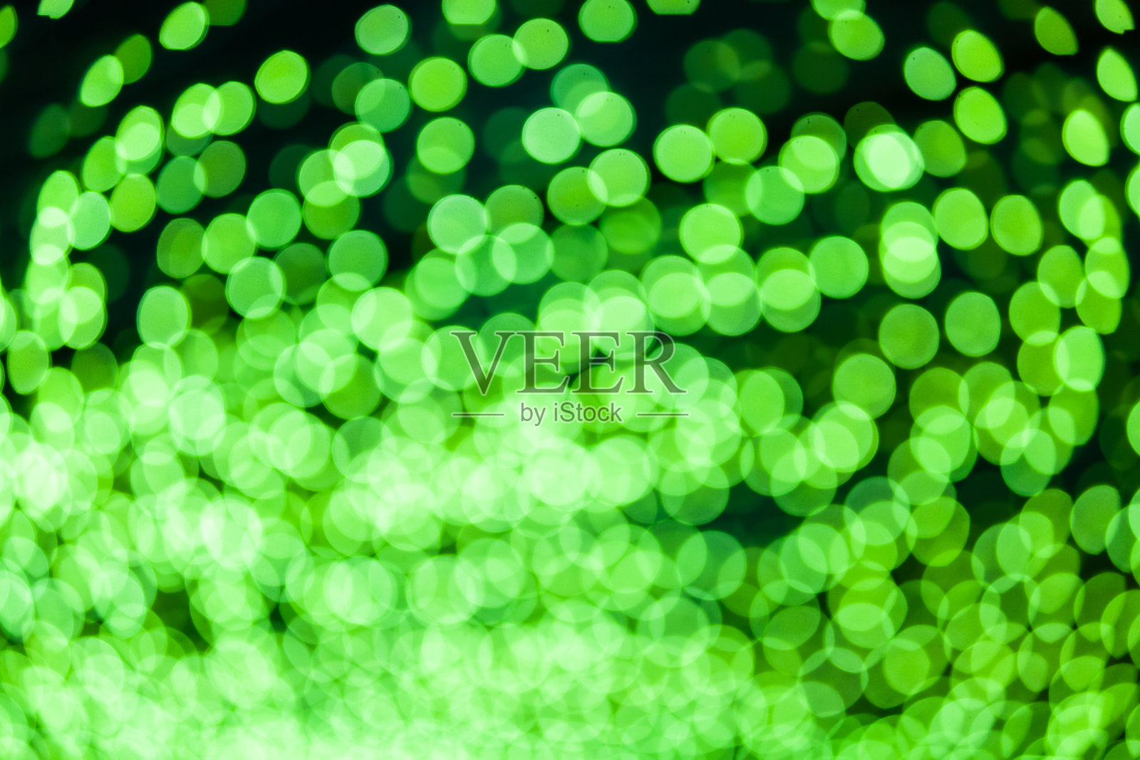 城市背景中的绿色抽象散景夜。照片摄影图片