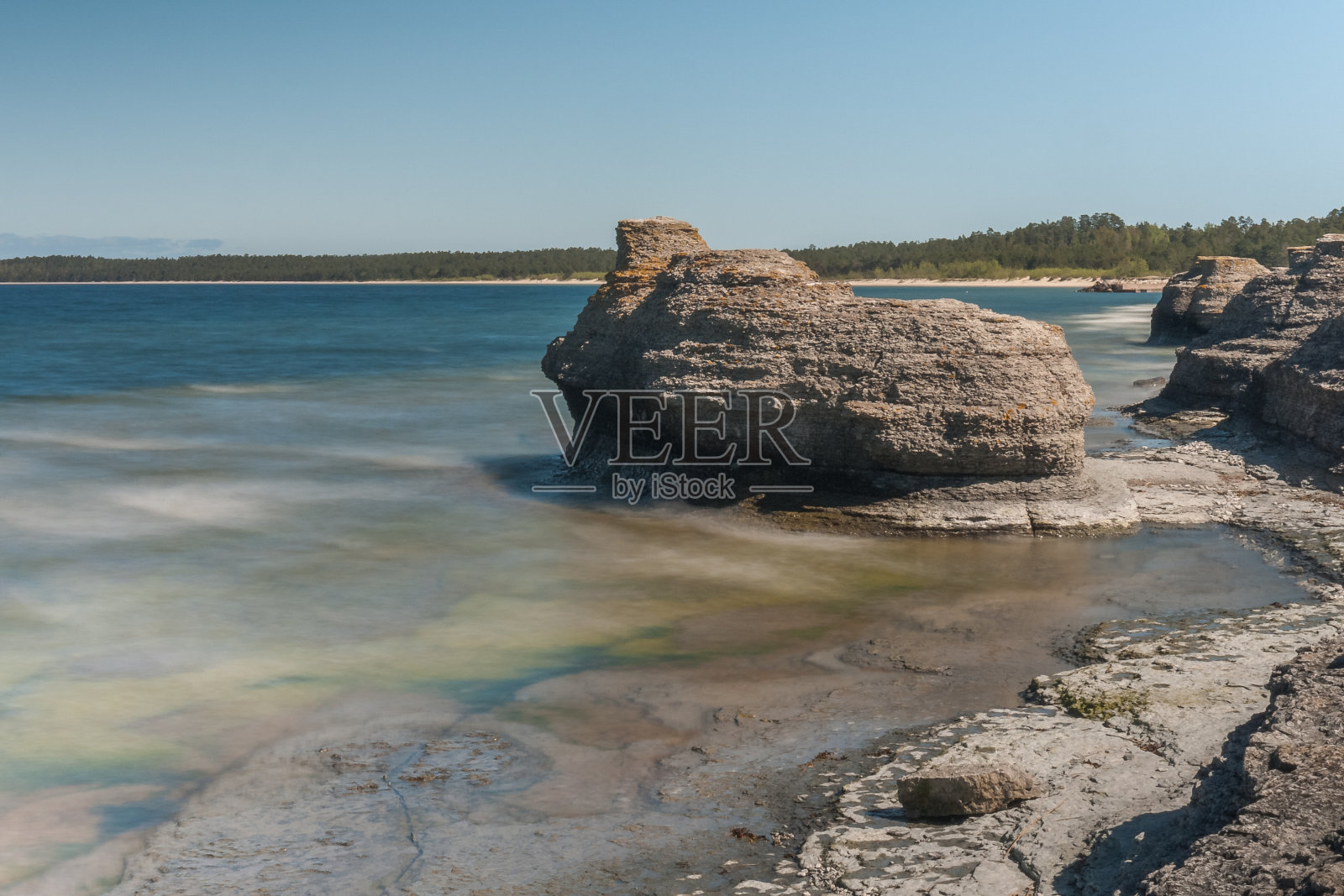瑞典奥兰岛的Byrum raukar:壮观的石灰岩构造照片摄影图片