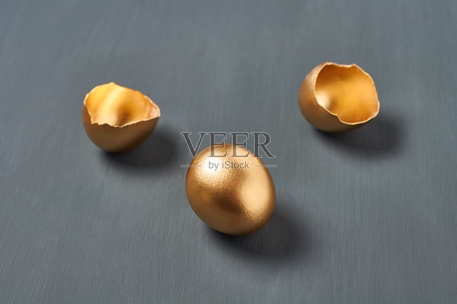 黑色混凝土背景上的金蛋和贝壳。复活节的概念,无价的创意,成功的商业投资或奢华的早餐照片摄影图片