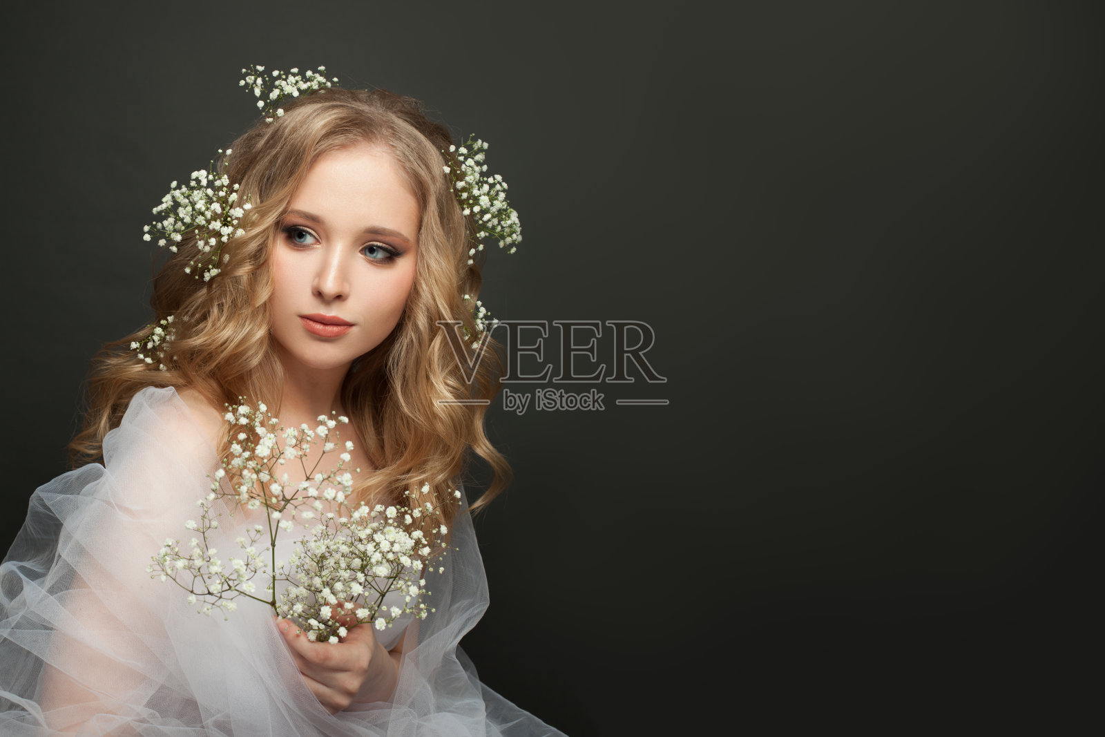 美丽的新娘与金色卷发穿着白色薄纱礼服照片摄影图片